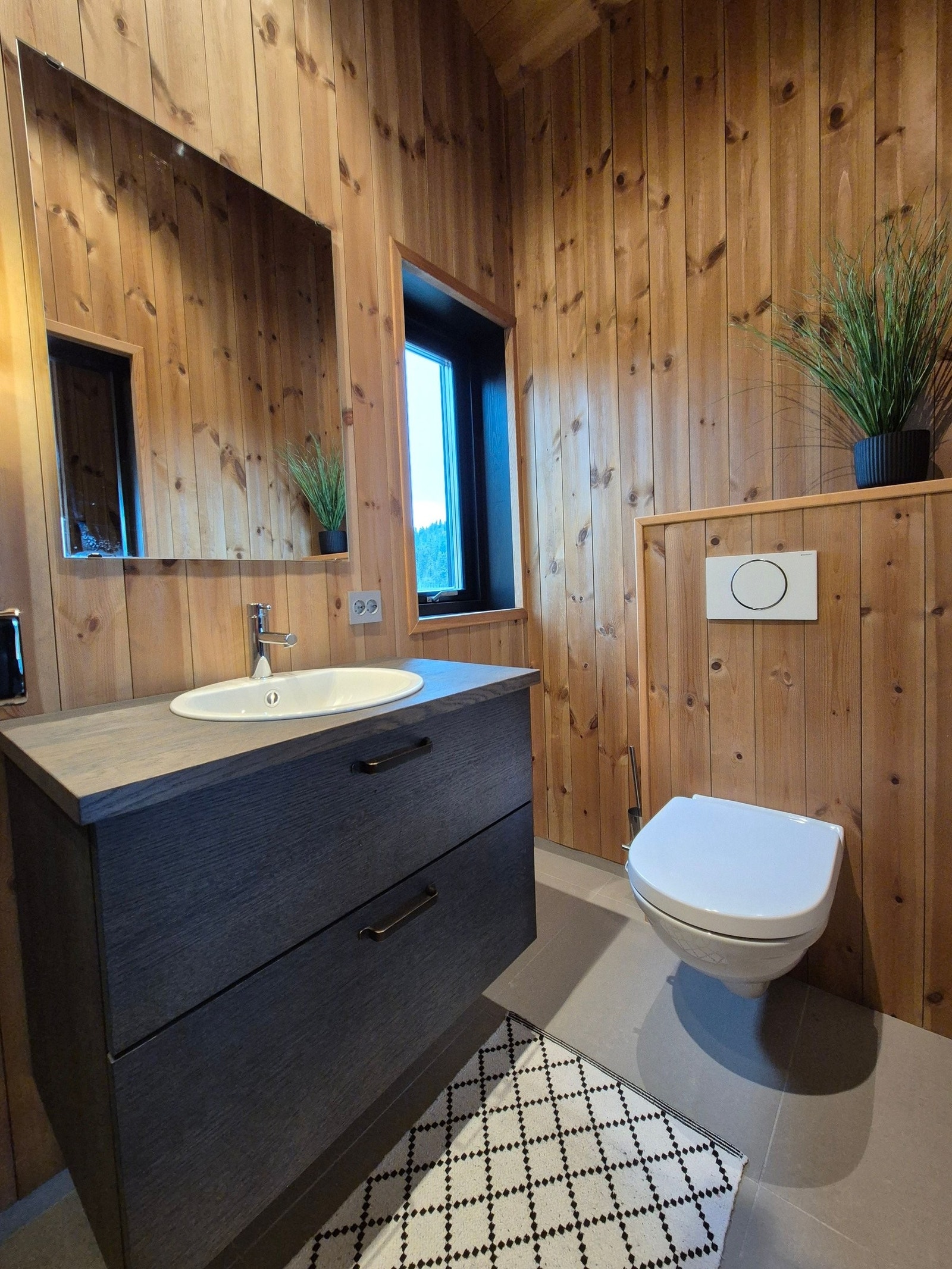 Bad i 2.etg. Toalett fra Villeroy & Boch. Regnskogsdusj. Galleribilde