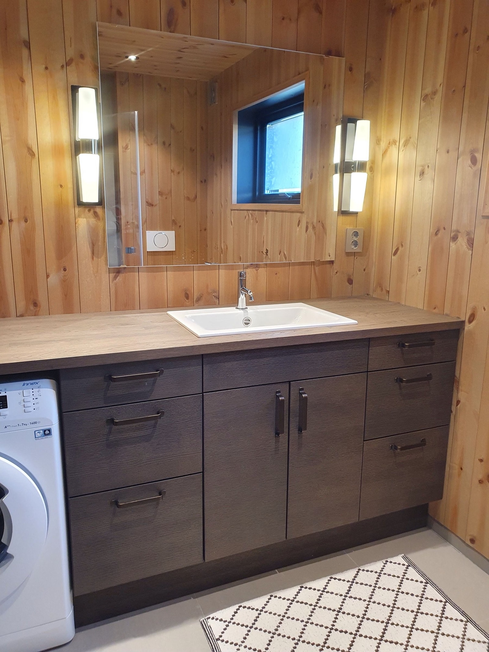 Romslig bad med god oppbevaring og vaskemaskin. Regnskogsdusj. Fliser og varmekabler. Galleribilde