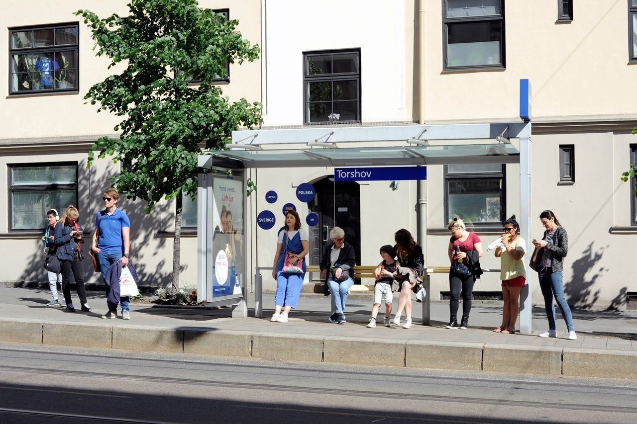 Trikkholdeplassen er kun et steinkast unna Galleribilde