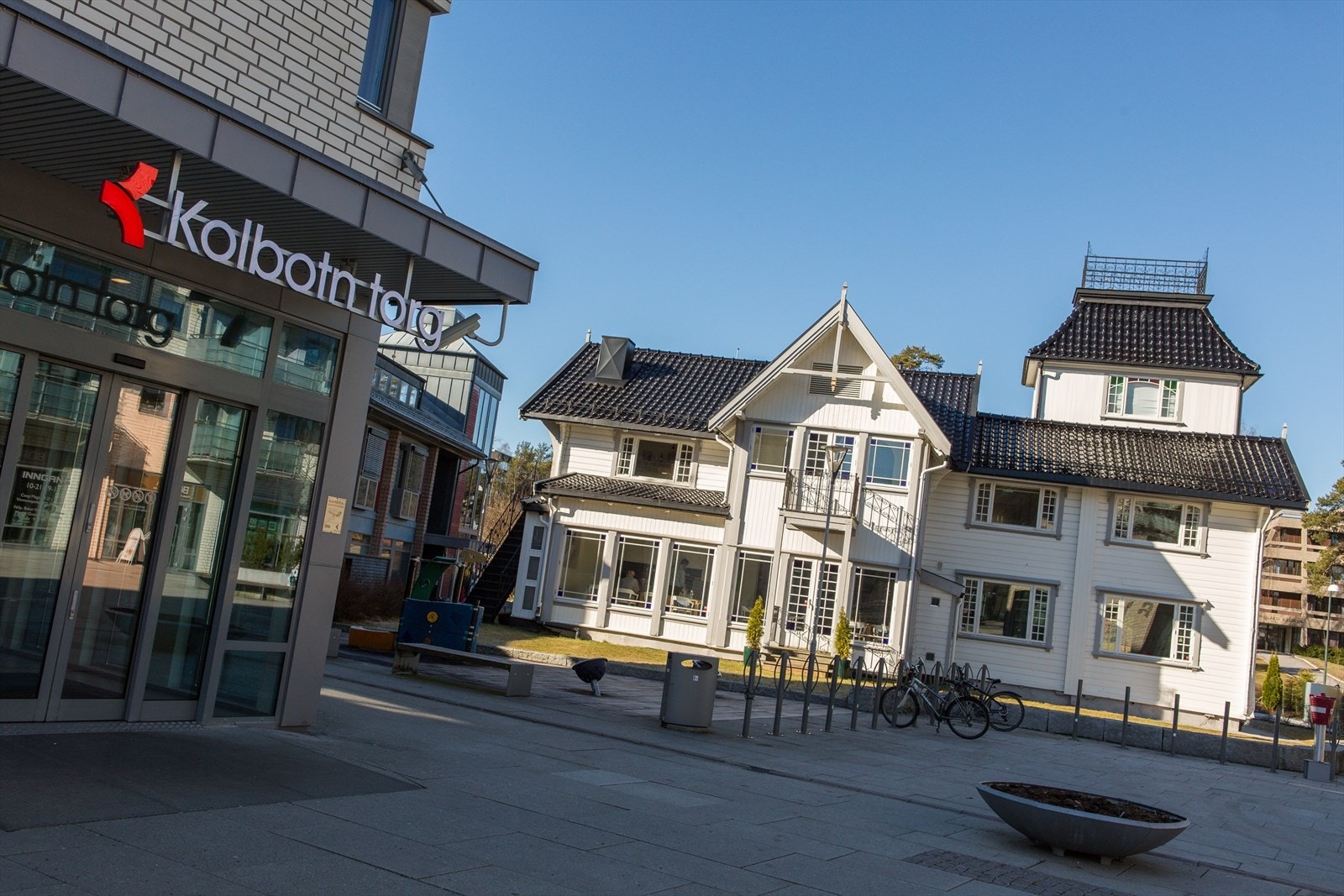 2min til Kolbotn Torg som byr på gode shoppingmuligheter, mange hyggelige serveringssteder, samt kulturtilbud. Galleribilde