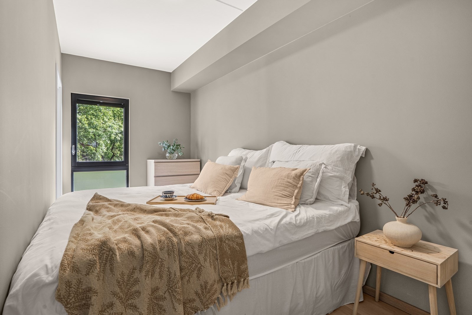 Leiligheten byr på to soverom av ulike størrelser - master bedroom med god plass til garderobeløsning og ligger høyt fra bakkeplan (føles som 3. etg.). Galleribilde