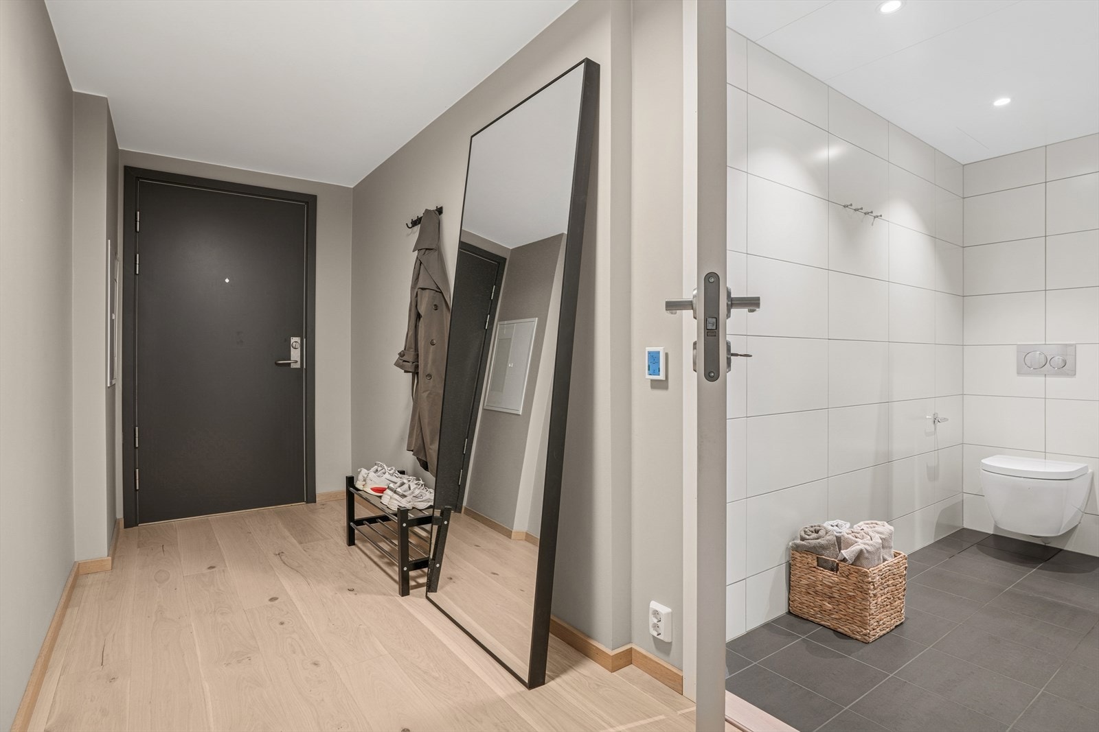 Leiligheten har en romslig entré/gang med god plass til å henge fra seg yttertøy. Galleribilde