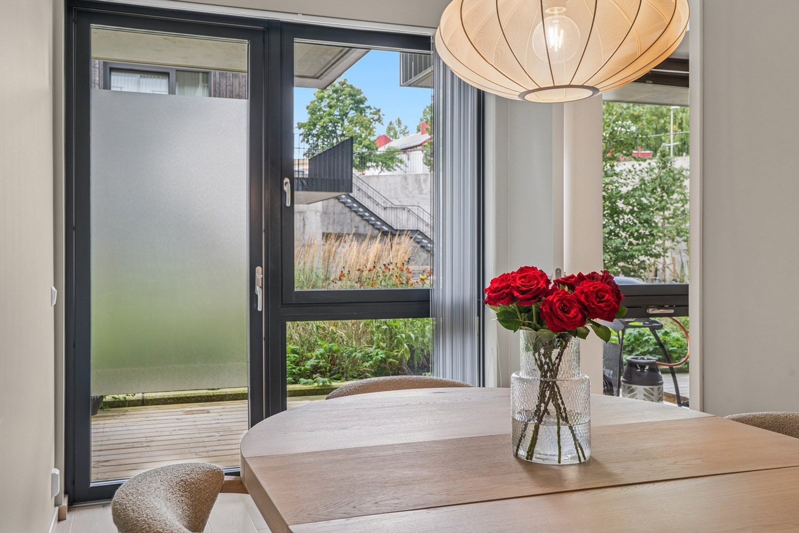 Fra spisestuen har du utgang til en veldig koselig markterrasse. Galleribilde