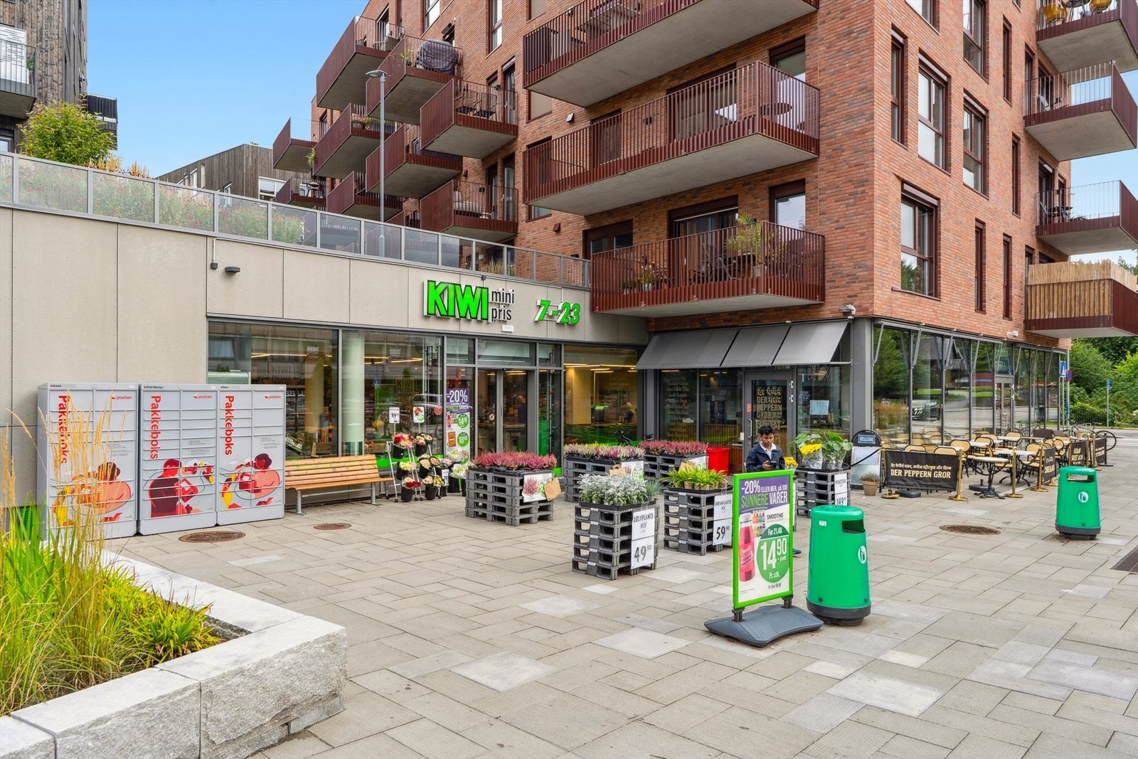 Et steinkast fra leiligheten ligger Kiwi, kun 1 minutt gange. Her finner du også den populære indiske restauranten "Der peppern gror". Galleribilde