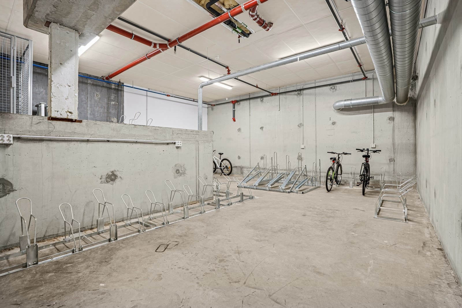 Det er etablert stativ for sykkelparkering ulike steder i sykkelboder i kjelleretasjen. Galleribilde