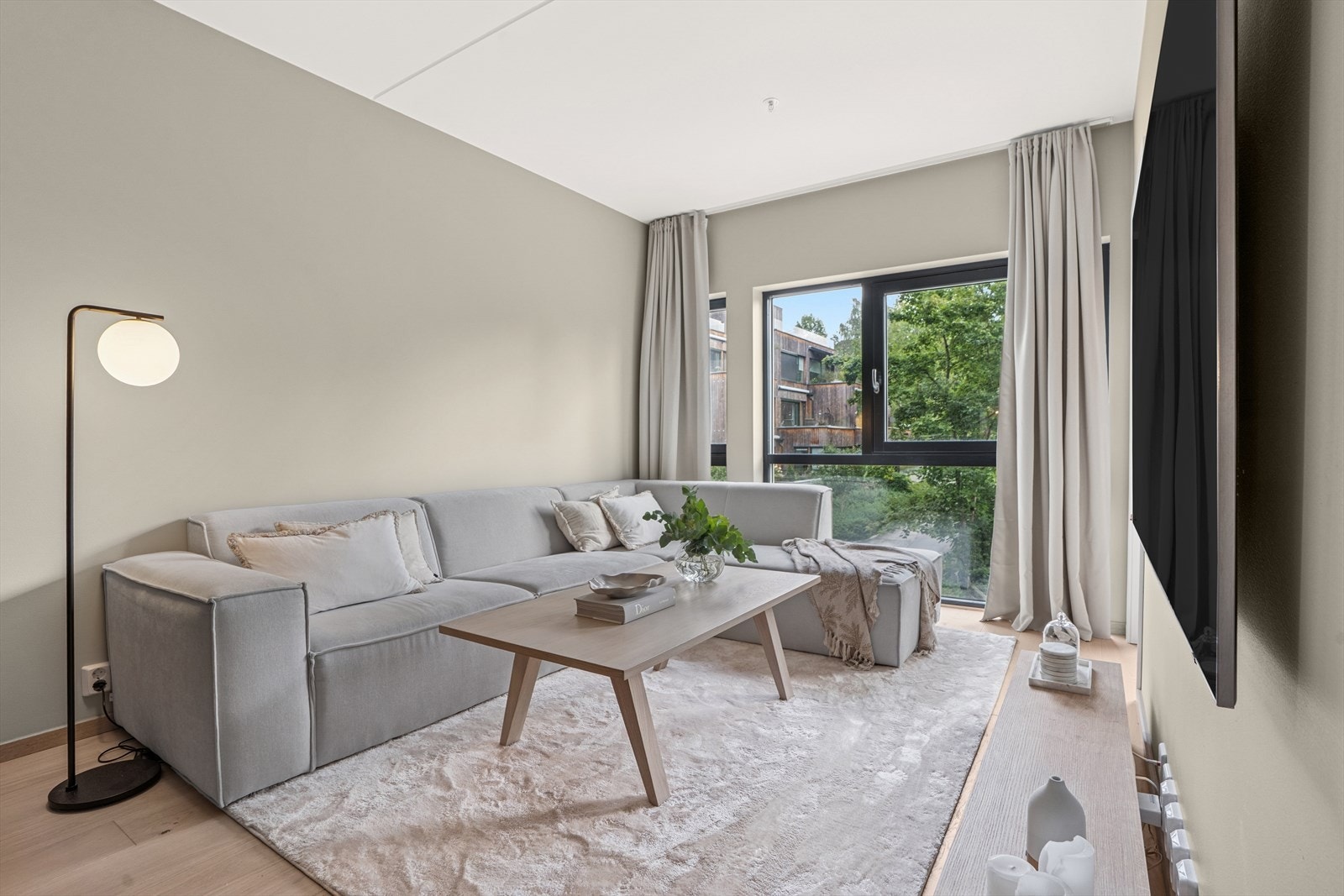 Høy 1. etasje fra stuen og soverommet (oppleves som 3.etg.) Galleribilde