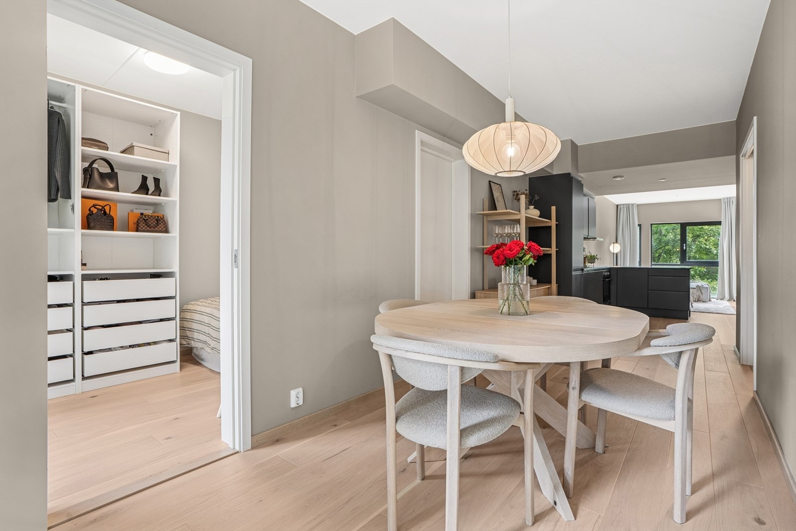 Leiligheten varmes opp med vannbåren gulvvarme i alle rom, med unntak av bod. Galleribilde