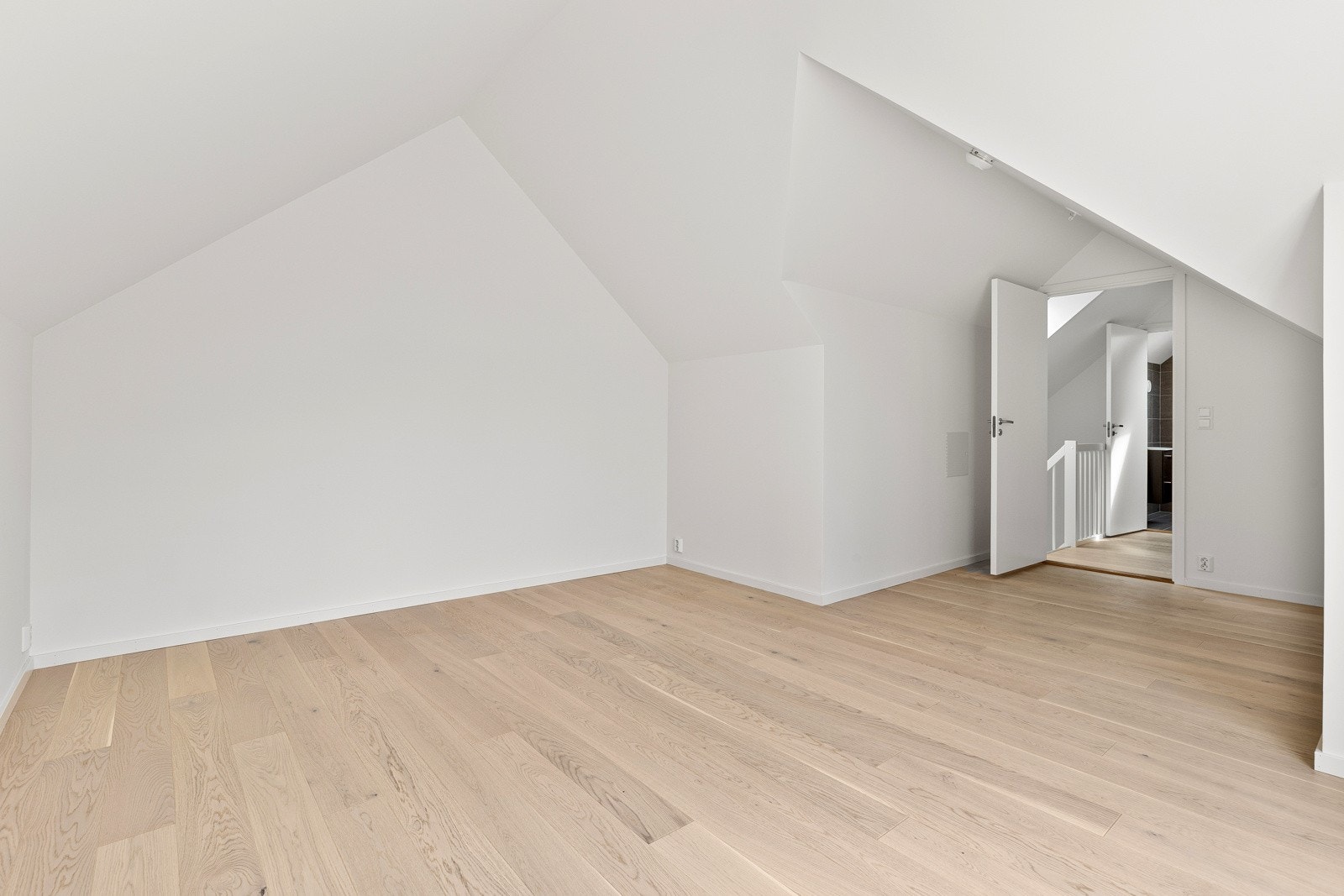 Stuen er perfekt hvis barna trenger et sted å leke eller ungdommen i huset ønsker å trekke seg litt tilbake Galleribilde