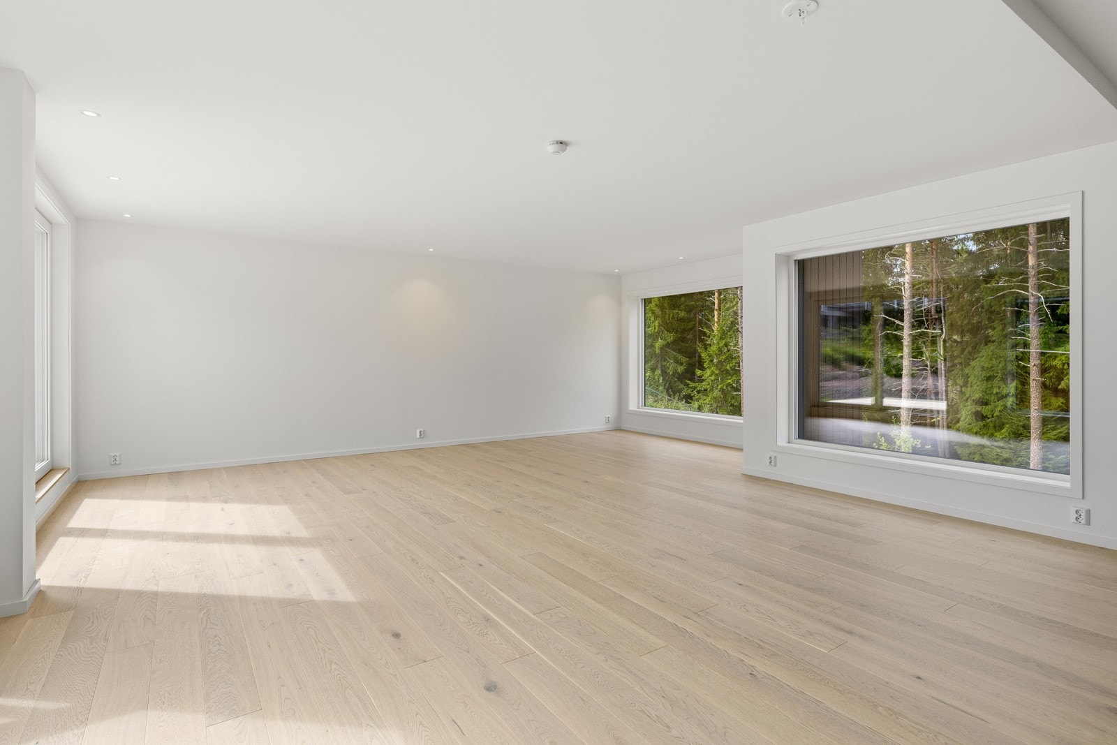 Det er lagt en lys enstavs parkett på gulvet Galleribilde