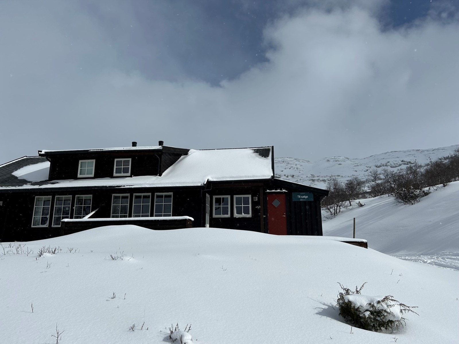 Velkommen til Hesture 15 - en fantastisk beliggende del av vertikaldelt fritidsbolig, ferdigstilt i 2009, med nydelig utsikt over fjellandskapet! Galleribilde