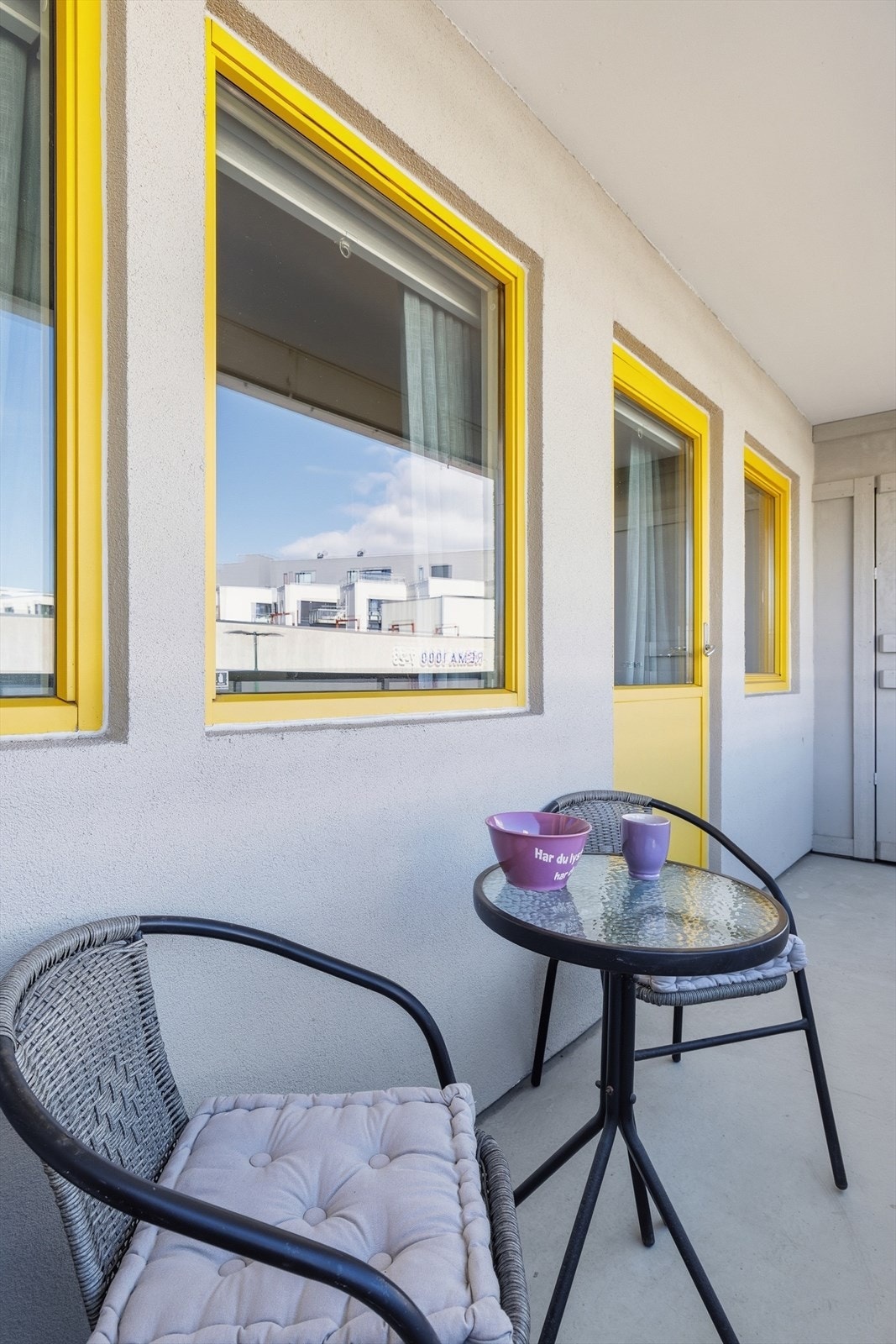 Balkongen har betongdekke med rekkverk av plater og stål. Galleribilde
