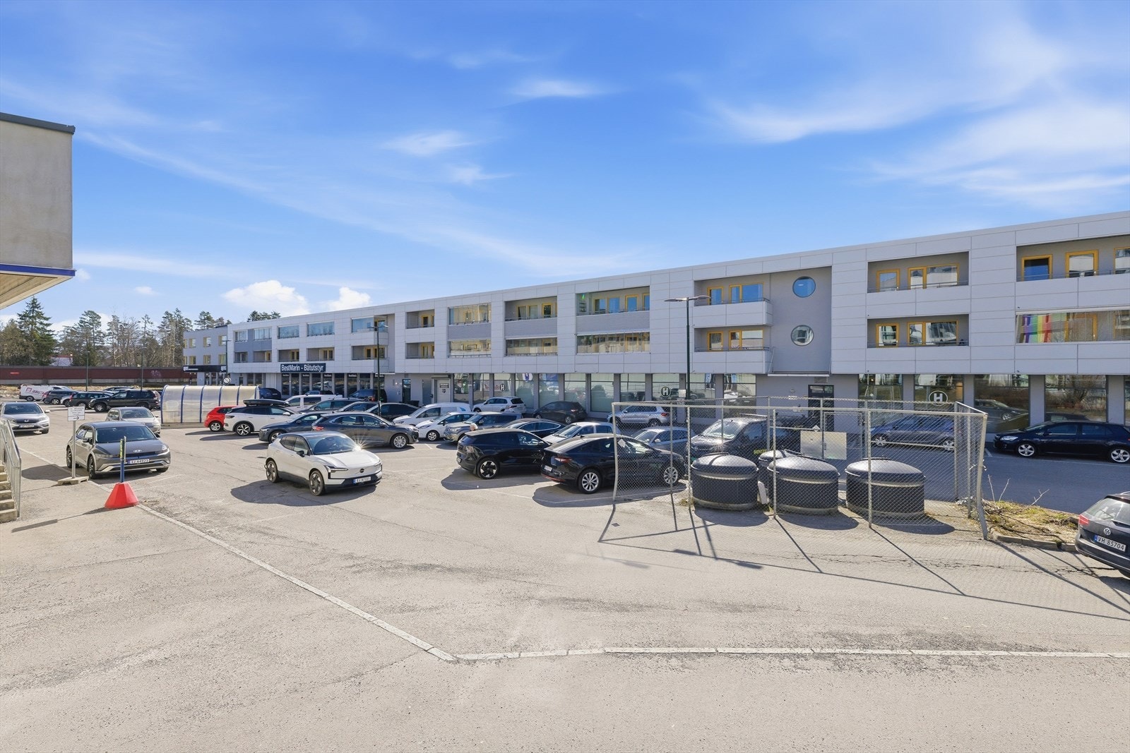 Leiligheten har sentral beliggenhet med kort vei til kollektivtransport, dagligvarebutikker, servicetilbud, flere fasiliteter og flotte idretts- og turområder. Galleribilde