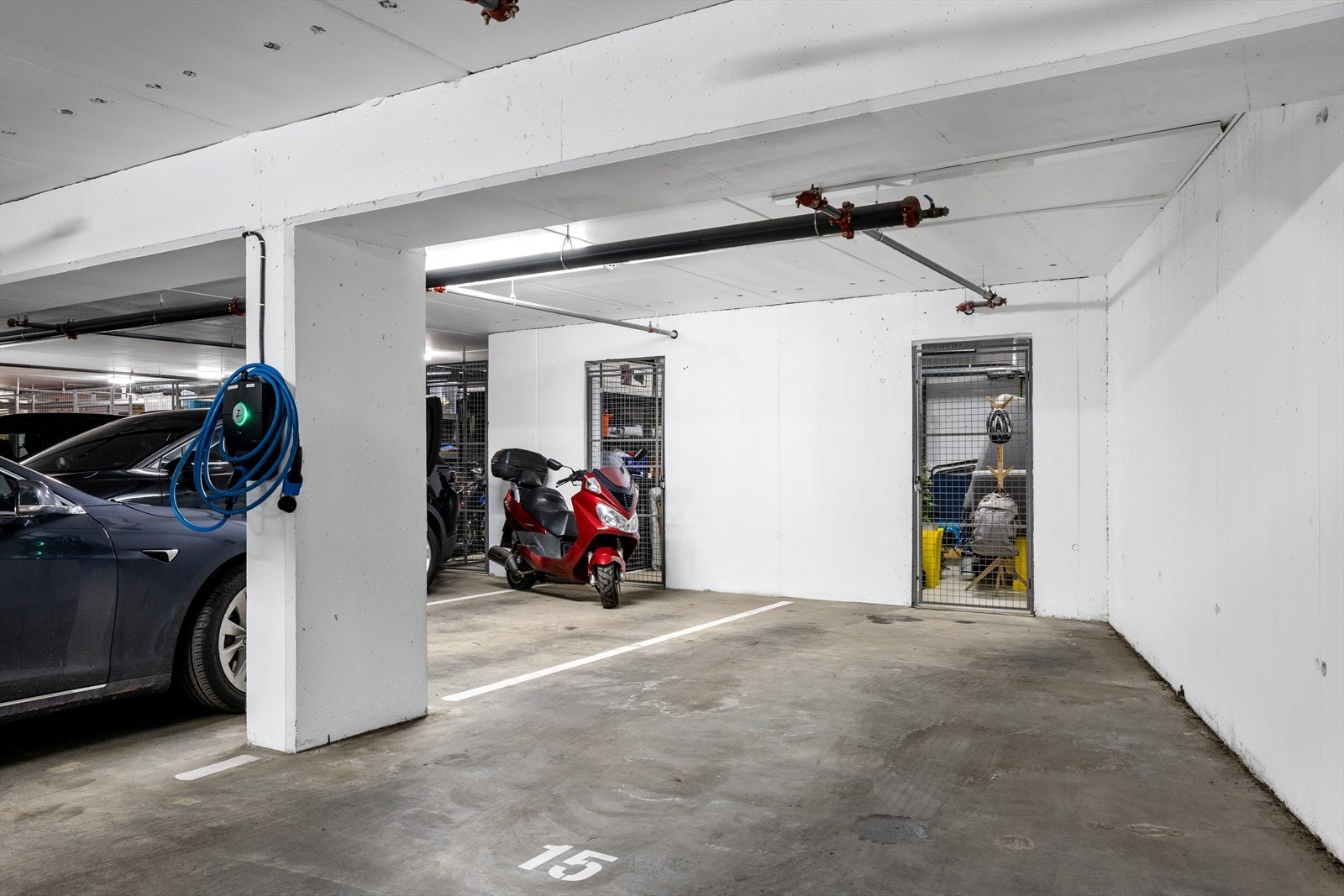 Det medfølger også en bod i garasjeanlegget. Både garasjeplassen og boden er litt større enn standaren Galleribilde