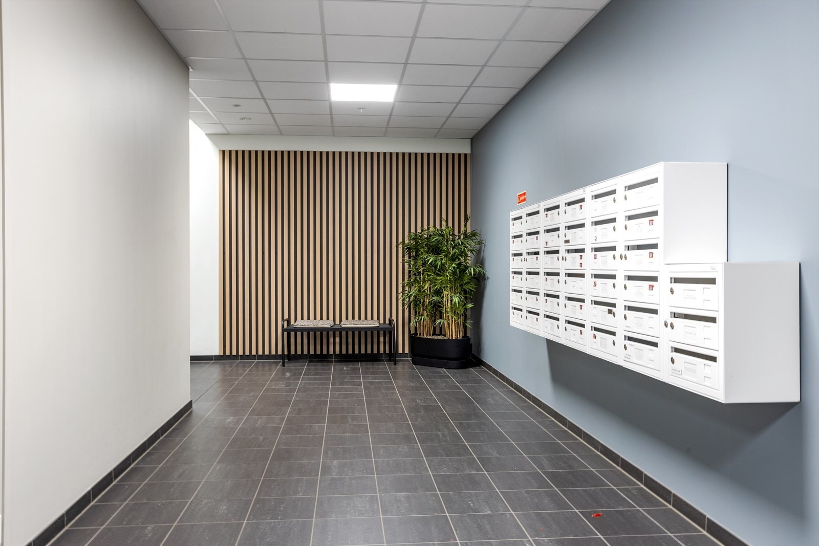 Postkasser i felles gang Galleribilde