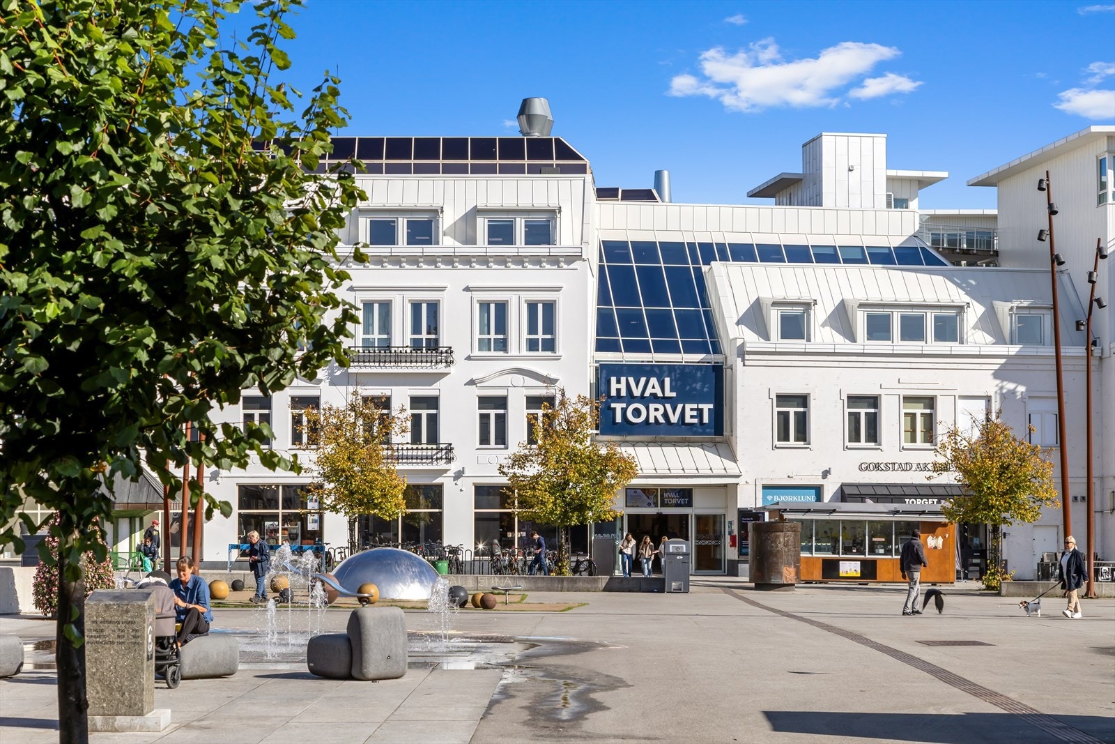 Hvaltorvet ligger en kort gåtur fra eiendommen på ca. 3 minutter Galleribilde
