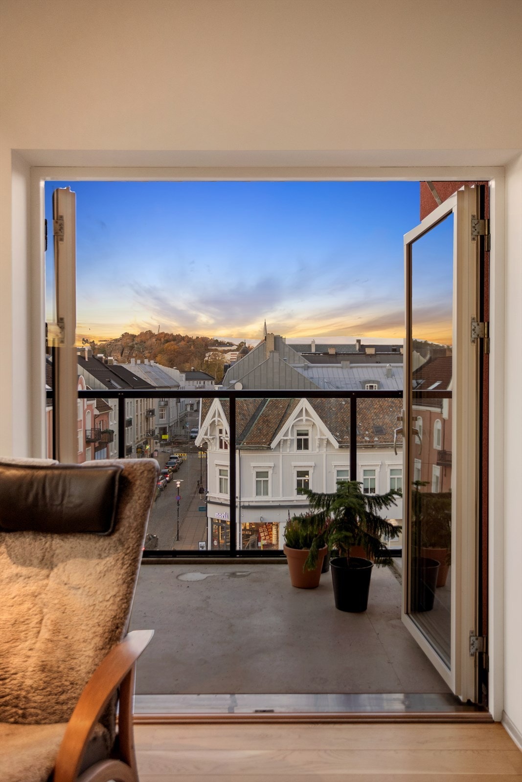Fra stuen er det direkte adgang til balkongen - perfekt for lange sommerkvelder Galleribilde