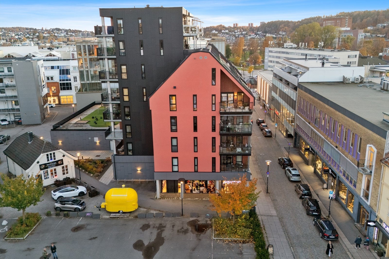 Det er gangavstand til Hvaltorvet med over 50 butikker Galleribilde