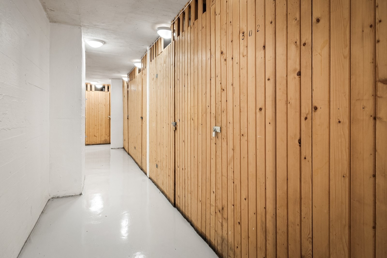 Leiligheten disponerer to boder i kjelleren, som gir rikelig med lagringsplass. Galleribilde