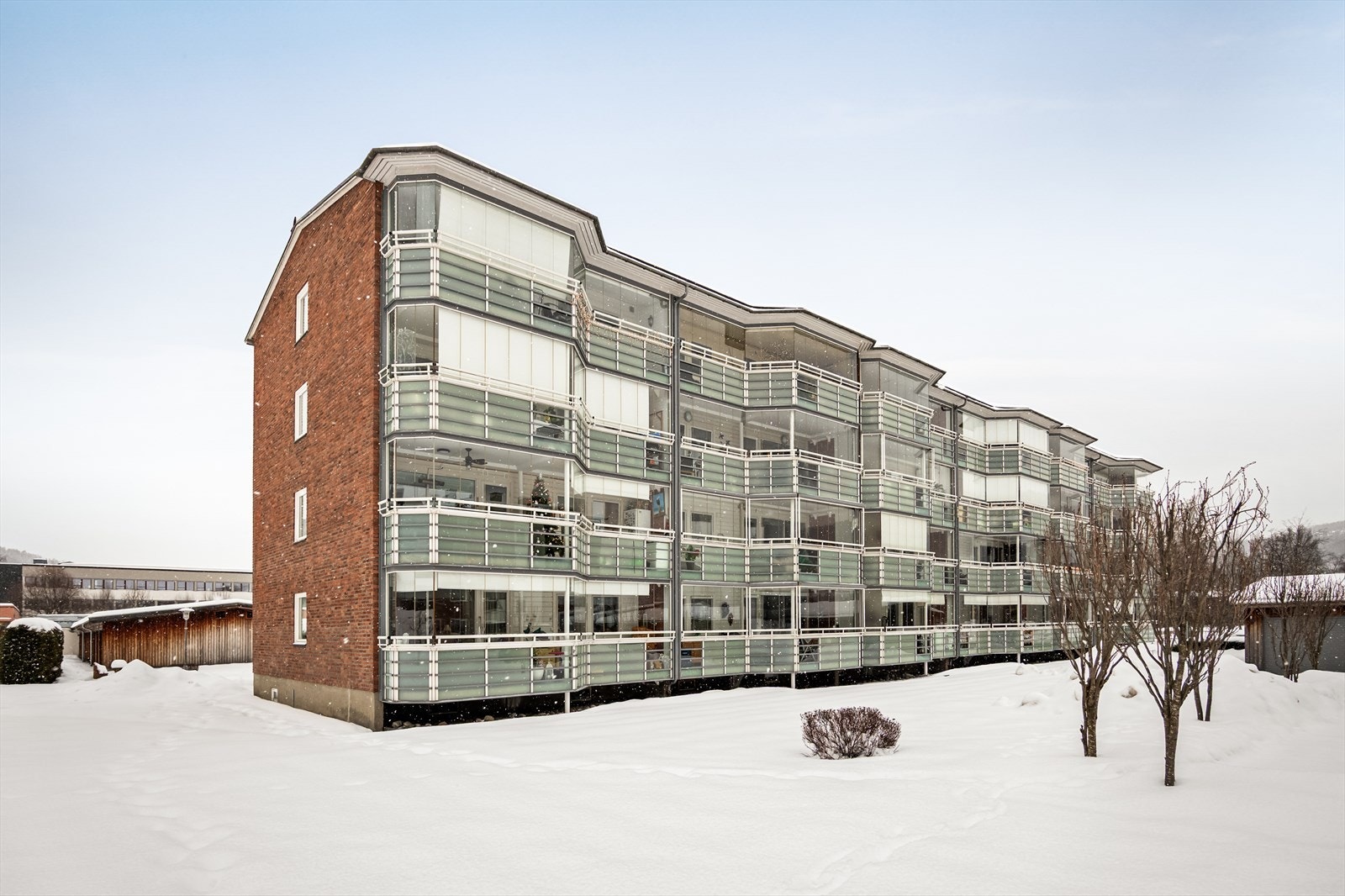 Det er kort gangavstand til Kjøsterud skole, Aronsløkka skole og flere barnehager. Galleribilde
