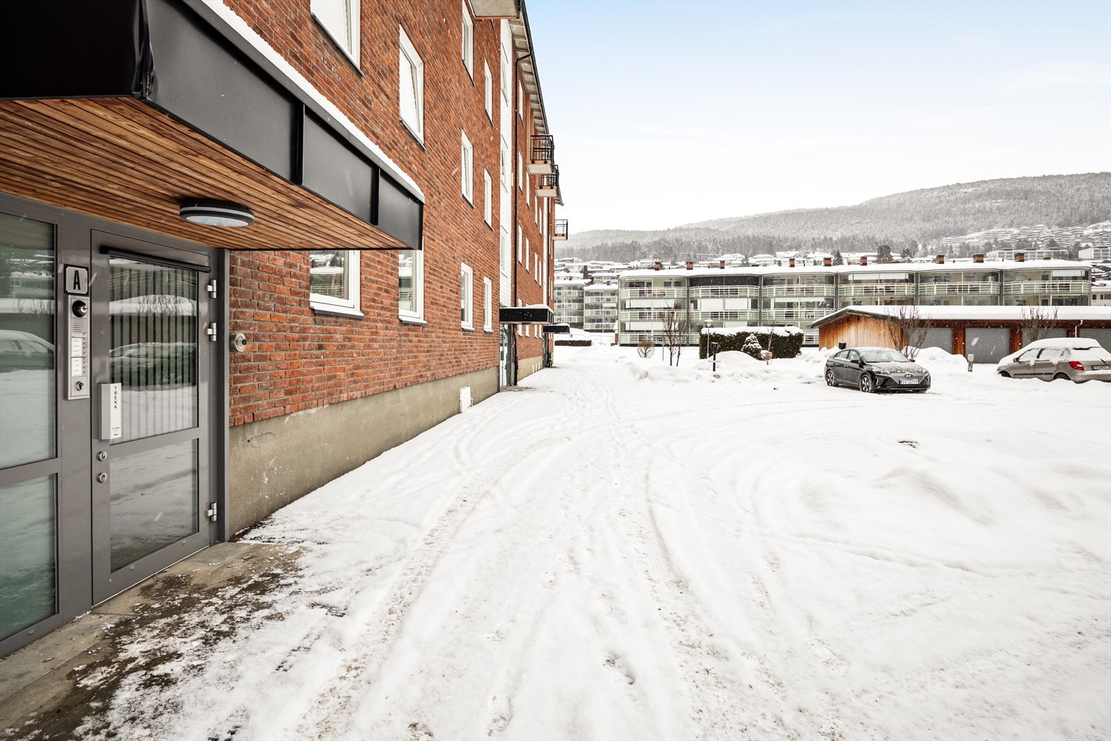 Leiligheten er i 4. etg i boligblokk som ligger i et veletablert og barnevennlig nabolag på Åssiden. Her får man tildelt egen parkeringsplass og mulighet for leie av garasjeplass etter venteliste/ansiennitet. Galleribilde