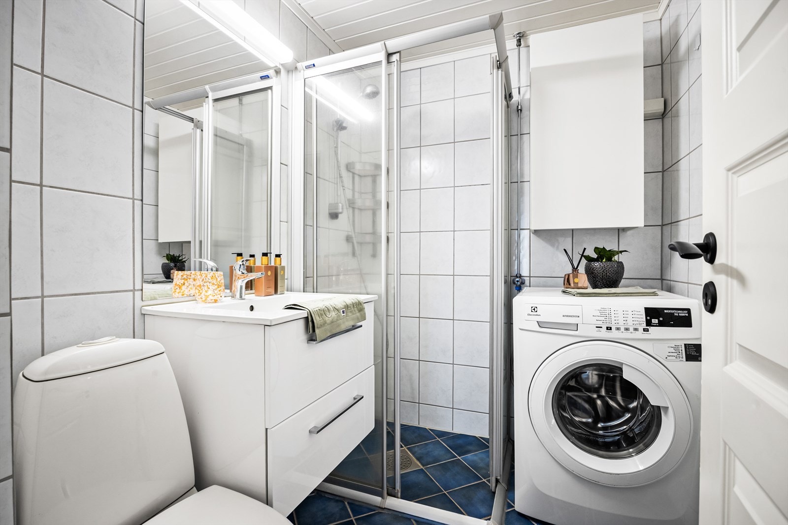 Badet er flislagt og har elektriske varmekabler i gulvet for økt komfort. Badet inkl. rør ble oppgradert i 2005 i regi av borettslaget. Galleribilde