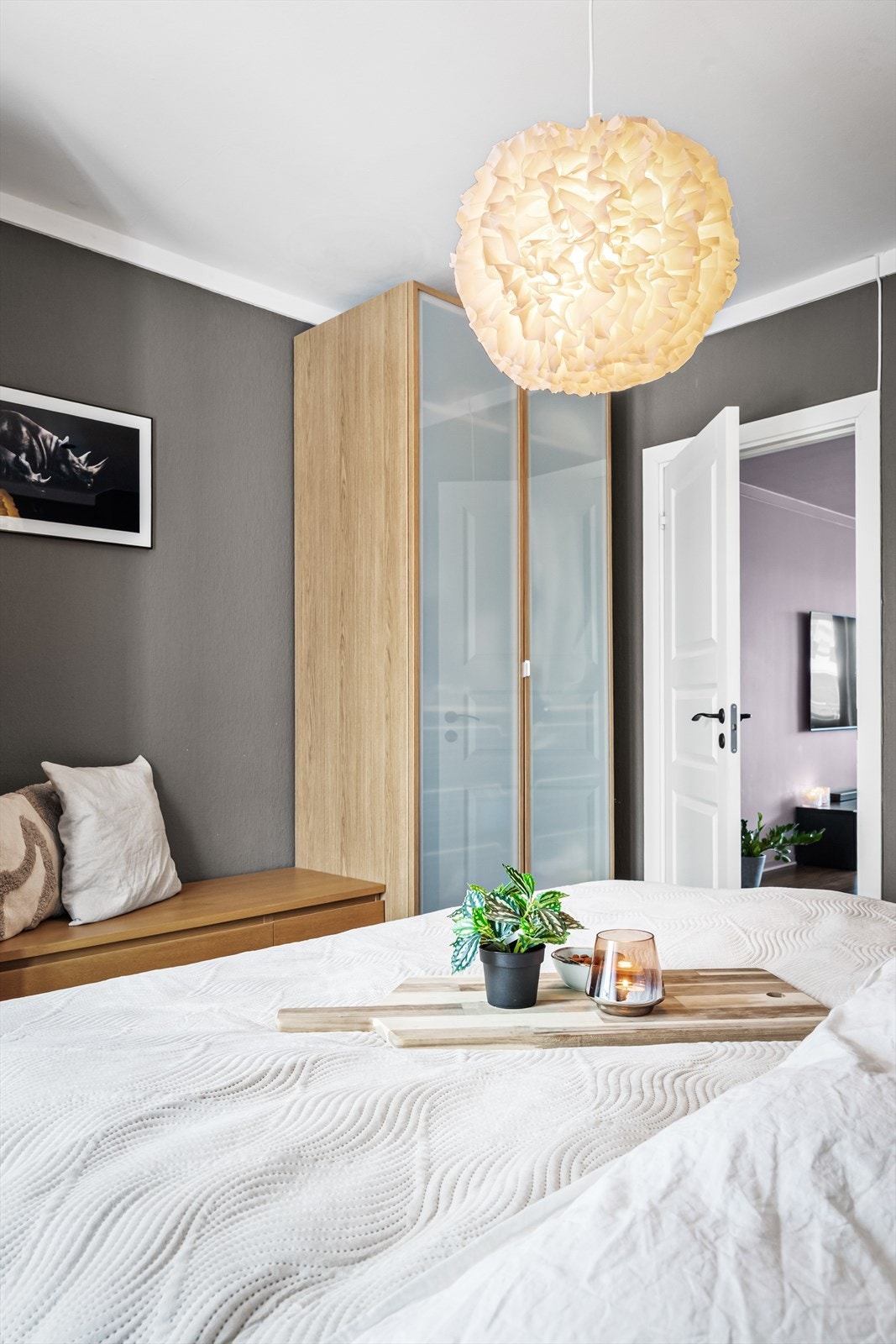 Det er adkomst til hovedsoverom direkte fra stue. Galleribilde