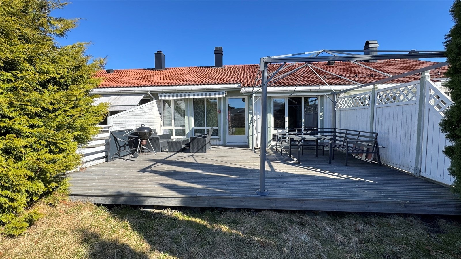 Velkommen Båtbyggerveien og en pent rekkehusleilighet over ett plan med store uteplasser og garasje - bildet er tatt av selger Galleribilde