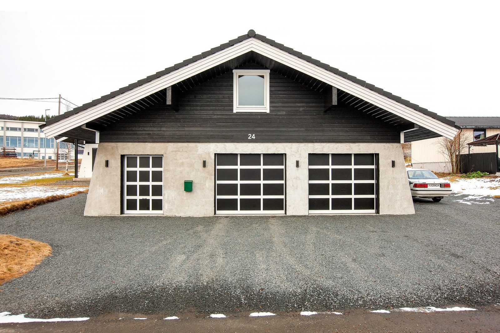 Romslig garasje med dobbel port. Galleribilde