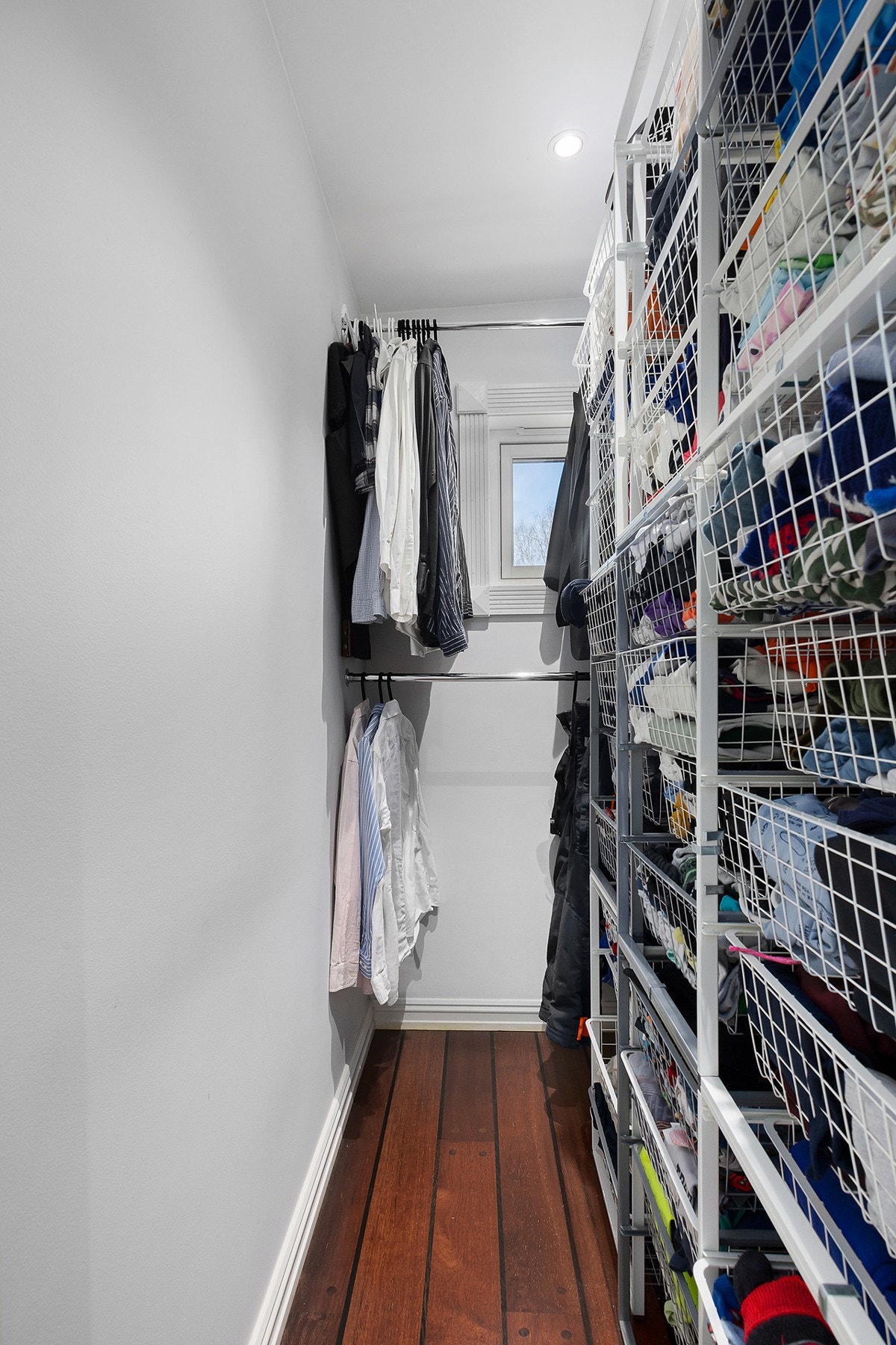 Praktisk innvenig bod med vindu. En fin garderobe. Galleribilde