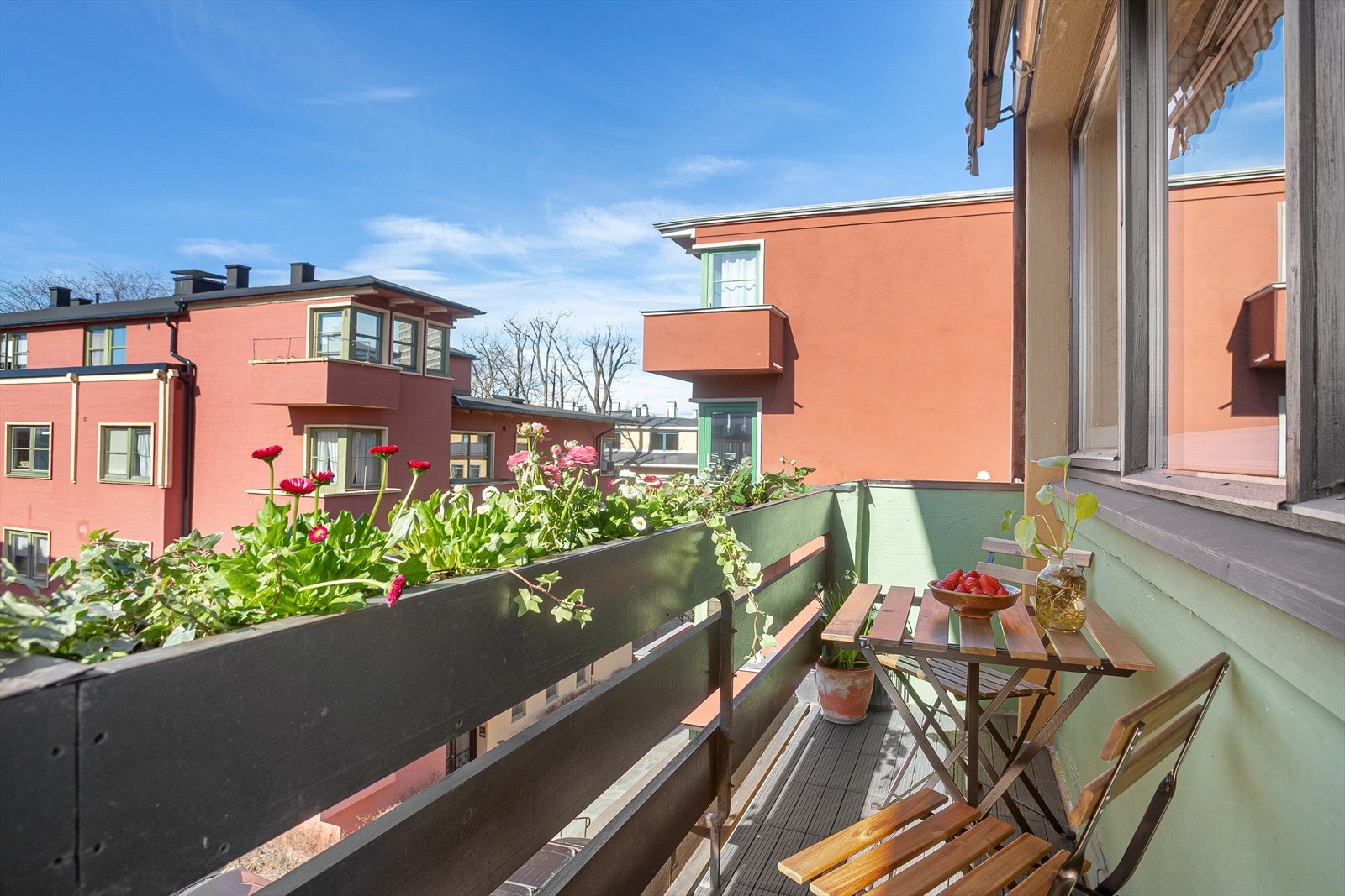Balkongen er vendt inn mot stille og rolig område med lite innsyn, samtidig som du har et flott utsyn over de nydelige fellesarealene. Galleribilde