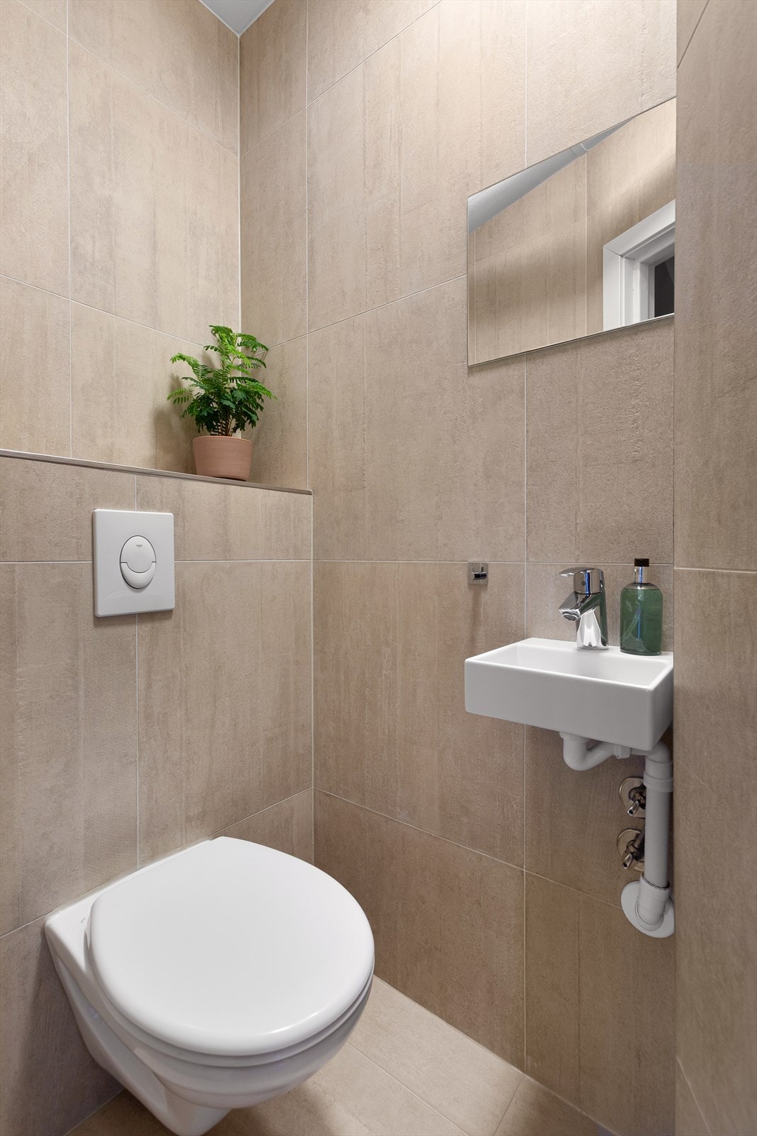 Separat WC i samme delikate fliser som badet. Galleribilde