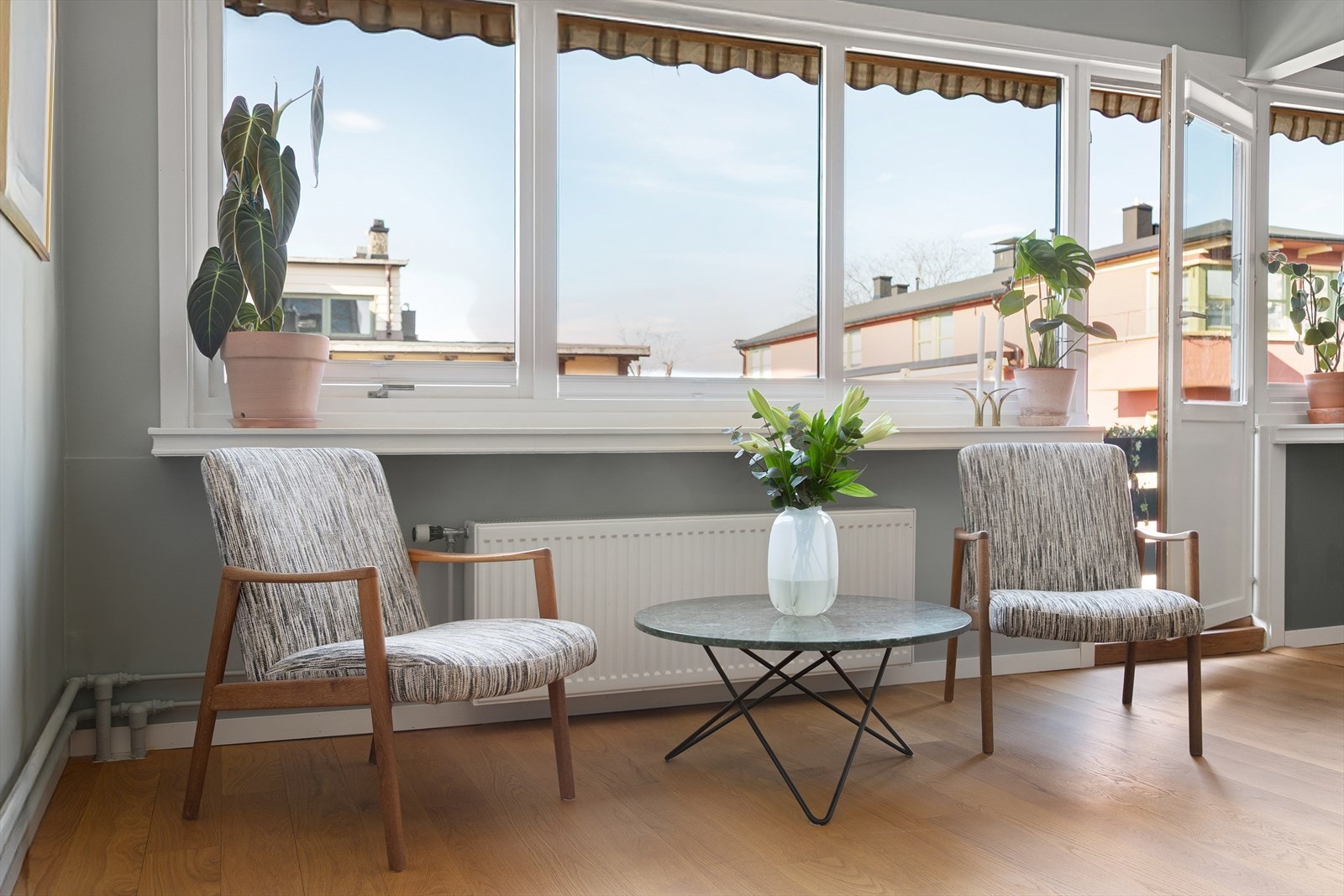 Store vindusflater gir rikelig med naturlig lys gjennom dagen, idet det er godt med lysinnslipp i alle leilighetens rom. Galleribilde