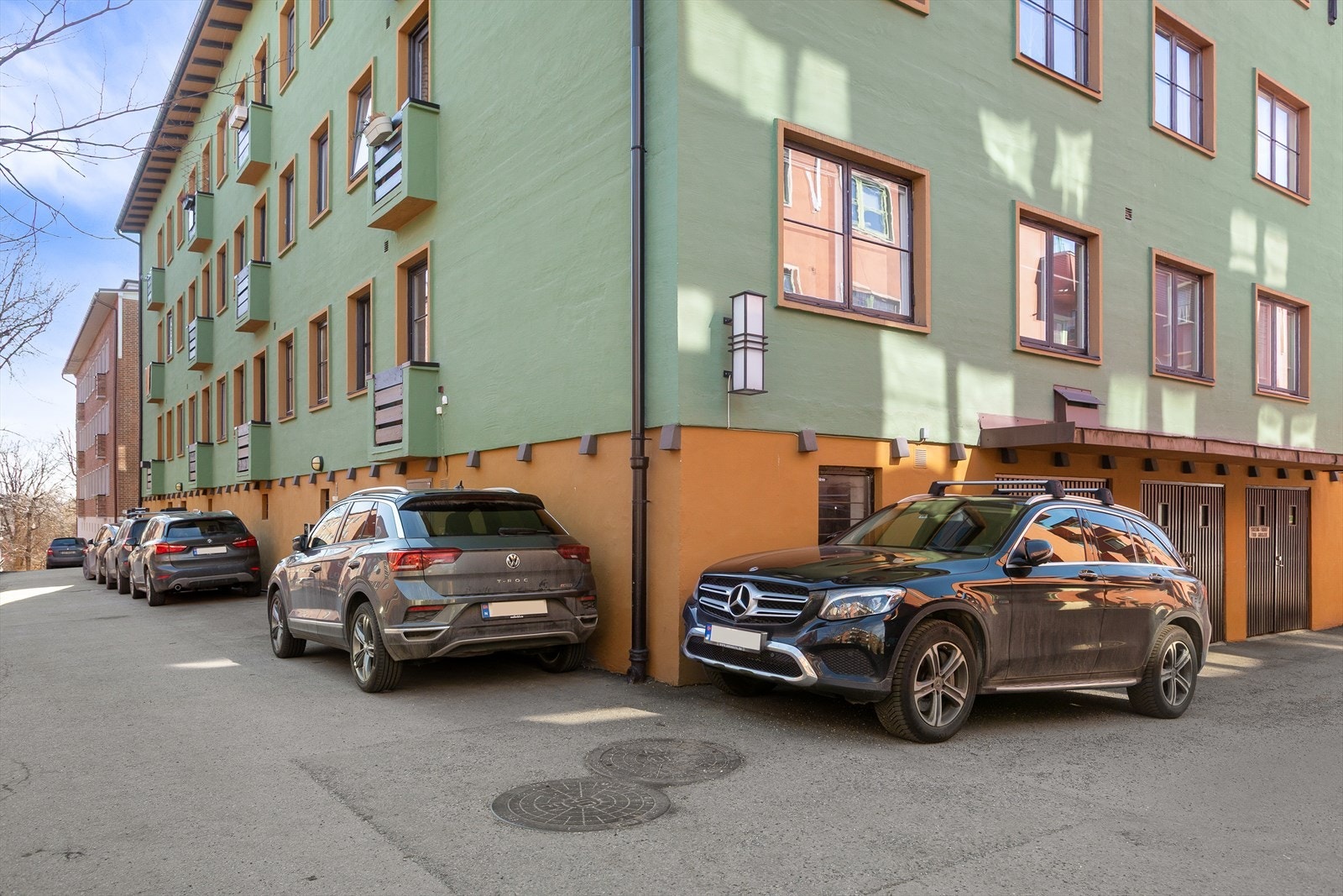 Sameiet disponerer felles parkeringsplasser etter "førstemann til mølla"-prinsippet, hvor flere av plassene er utstyrt med elbillader. Galleribilde