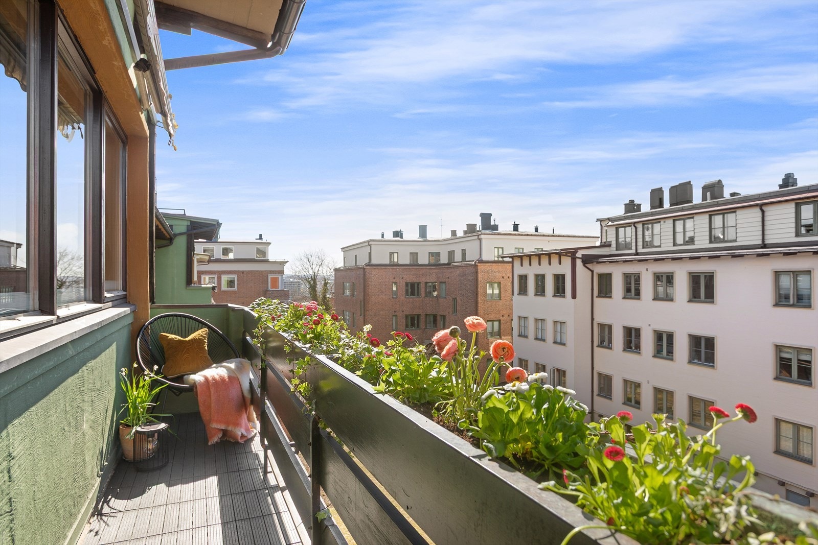 Leiligheten er svært lys, og har utgang fra stuen til en sydvestvendt overbygget balkong på 6 m². Her får du sol på det beste fra ca 11:30-21:30 i følge selger. Galleribilde
