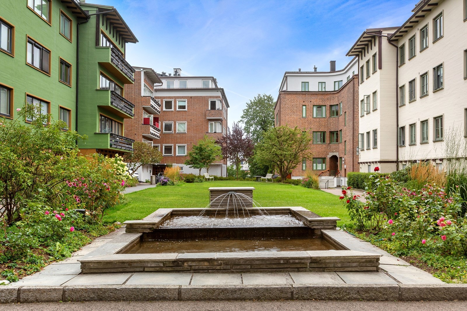 Stemningsfullt gårdsrom med vannspeil og beplantning. Galleribilde