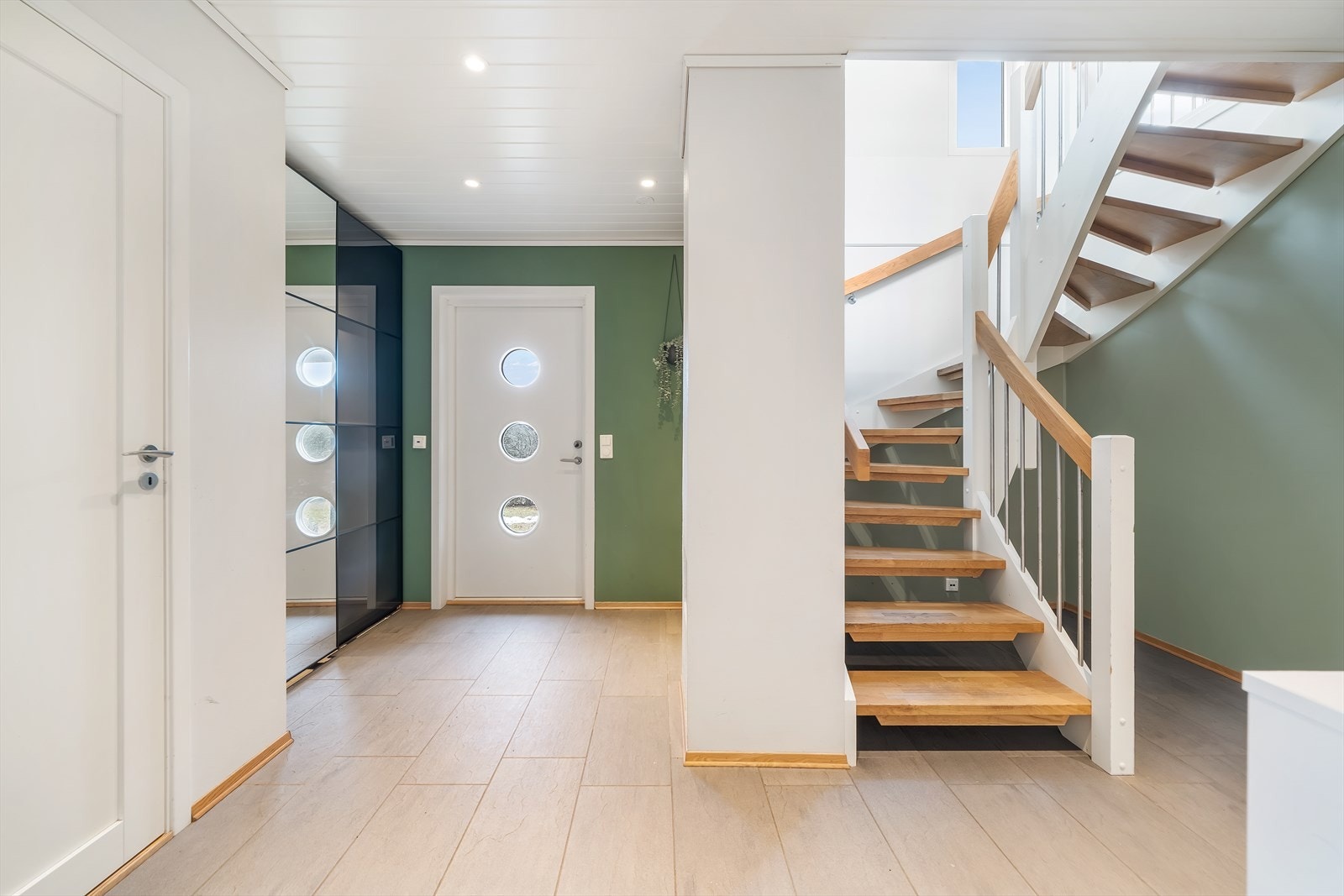 Innbydende entre, med trappeoppgang til hovedetasjen. Galleribilde