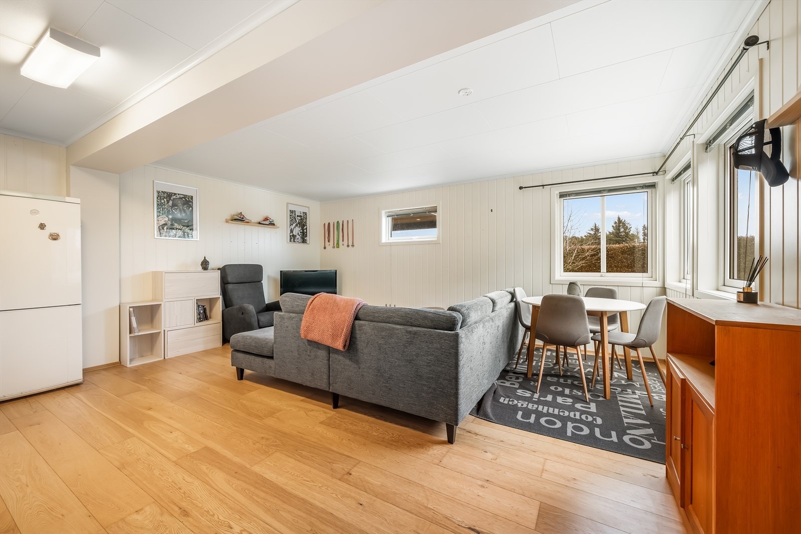 Her har man plass til både sofagruppe og spisebord (Utleiedelen) Galleribilde