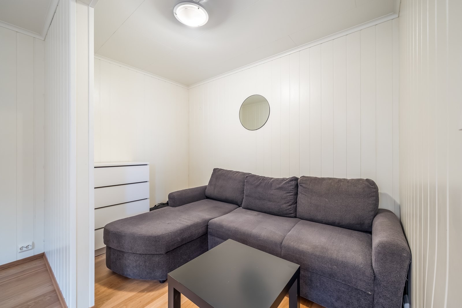 Trivelig sofakrok innenfor soverommet. Galleribilde