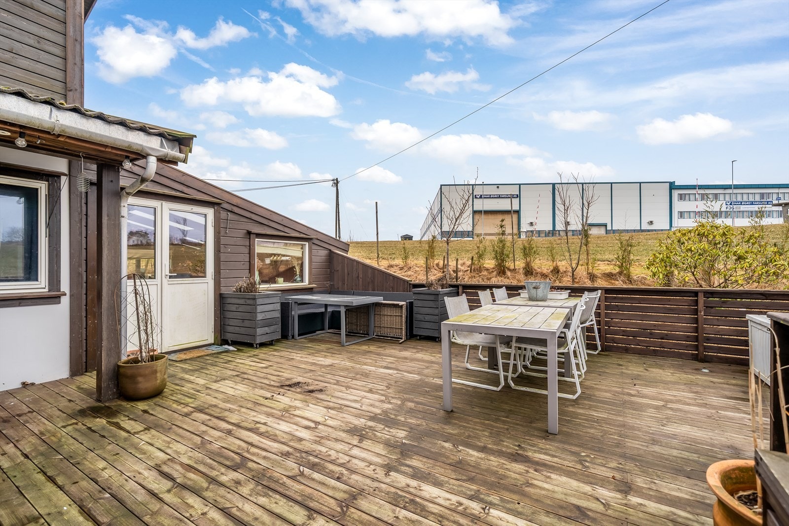 Stor terrasse med gode solforhold; her kan man nyte solrike dager! Galleribilde