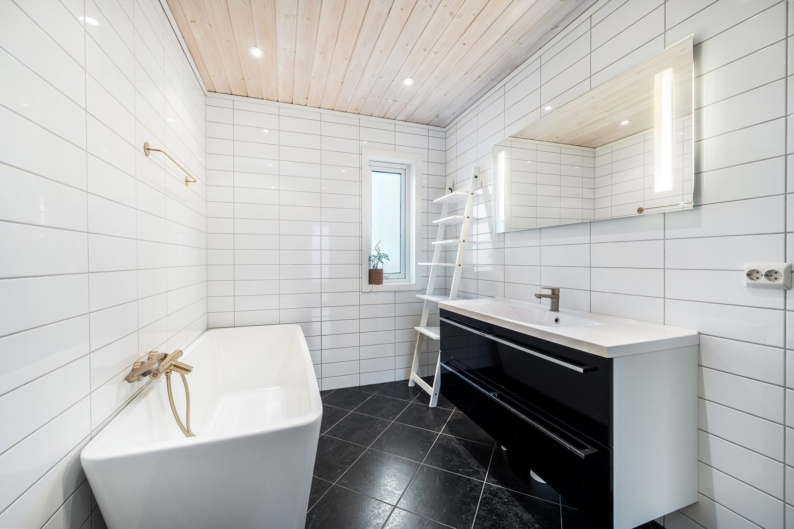 Badet har moderne innredning Galleribilde