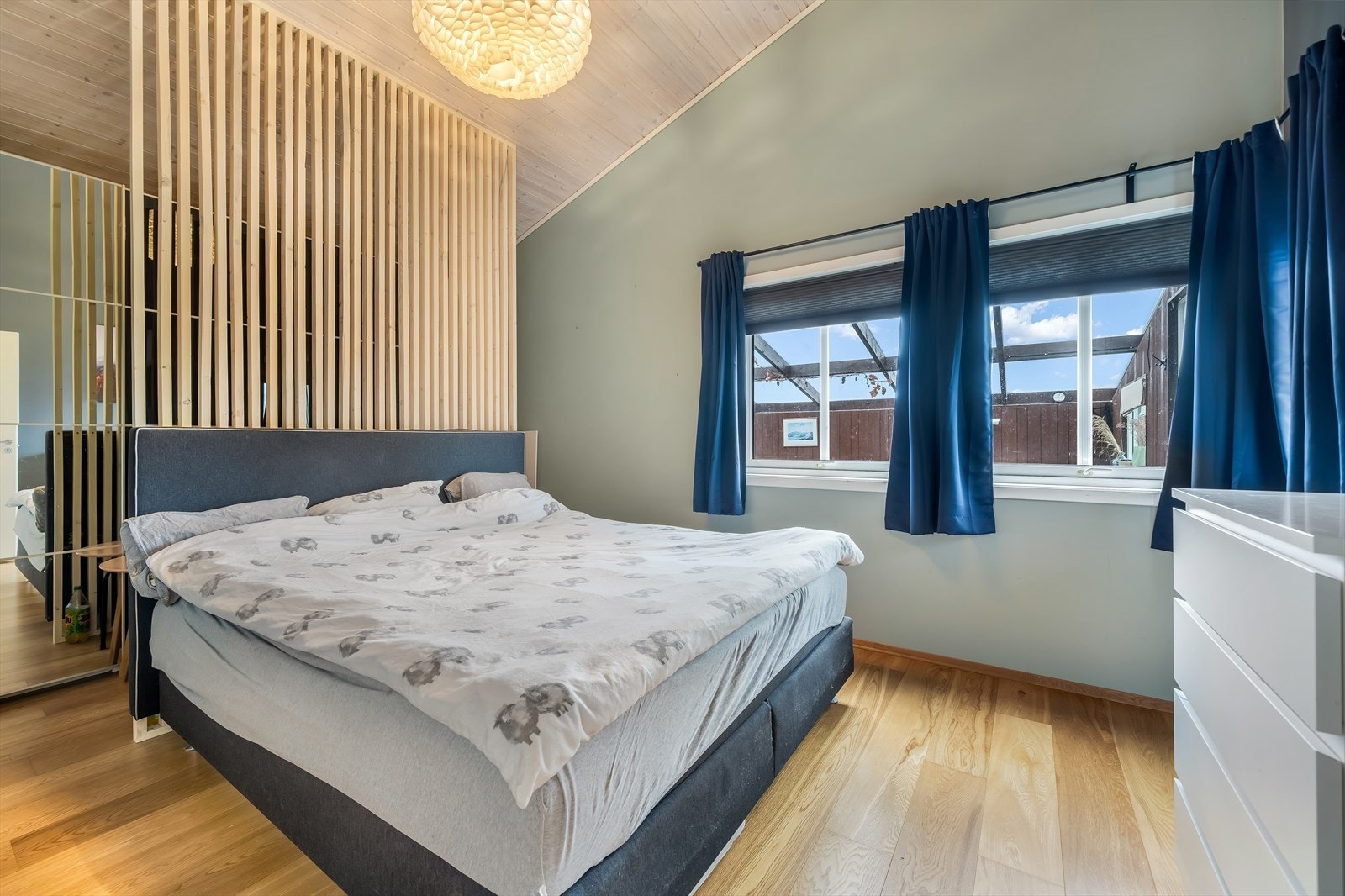 Boligen har et romslig hovedsoverom. Galleribilde