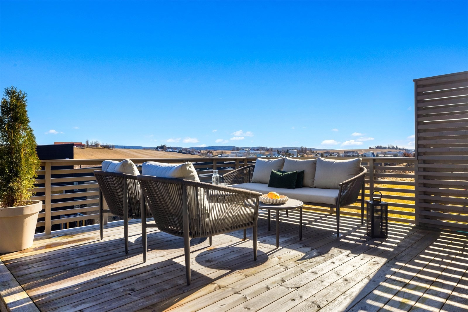 På nedsiden av huset er det også etablert stor terrasse på ca. 22 kvm. Galleribilde