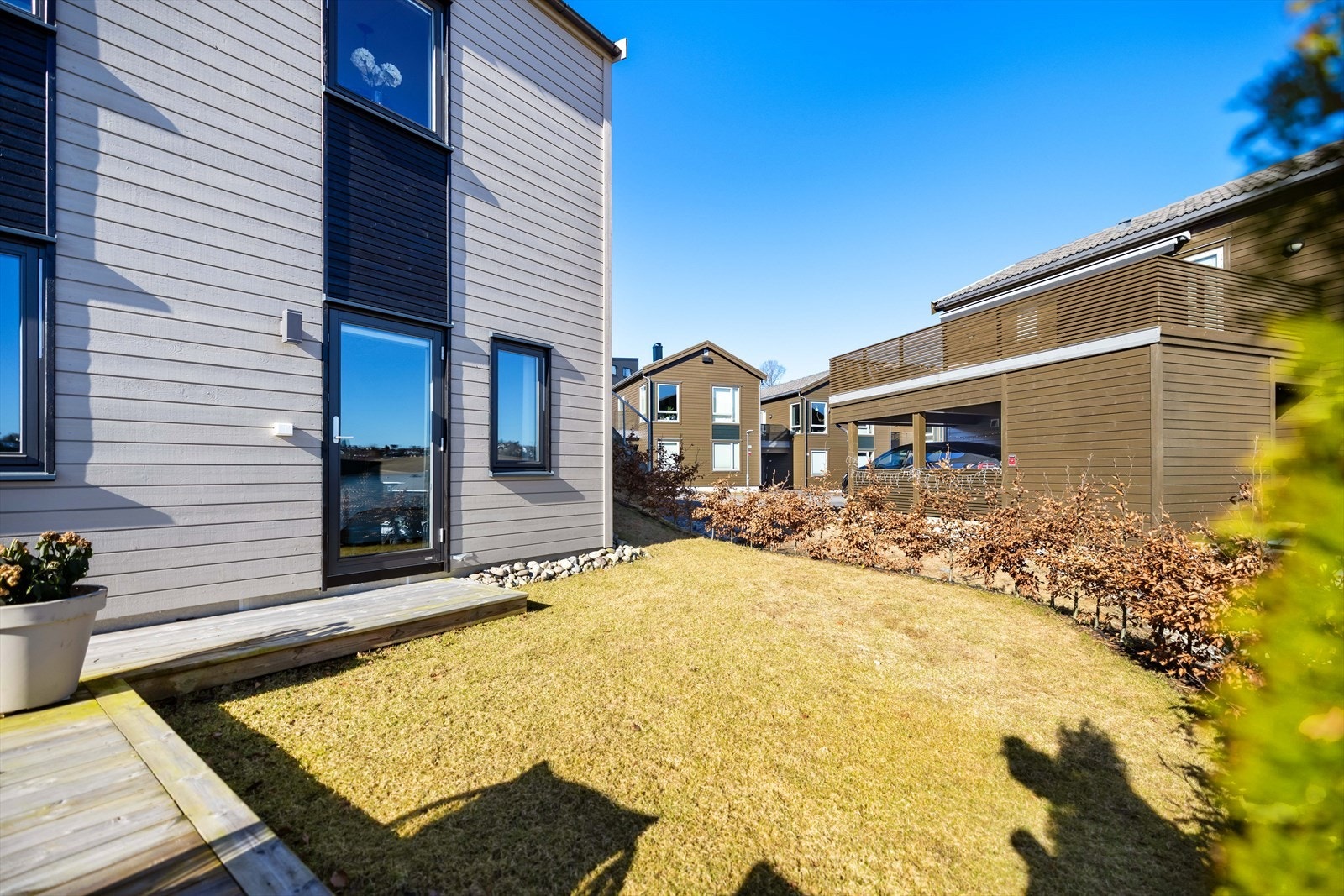 Endebeliggenheten gir ekstra hageområde på siden av huset og nedenfor. Området er fint innrammet med hekk. Galleribilde