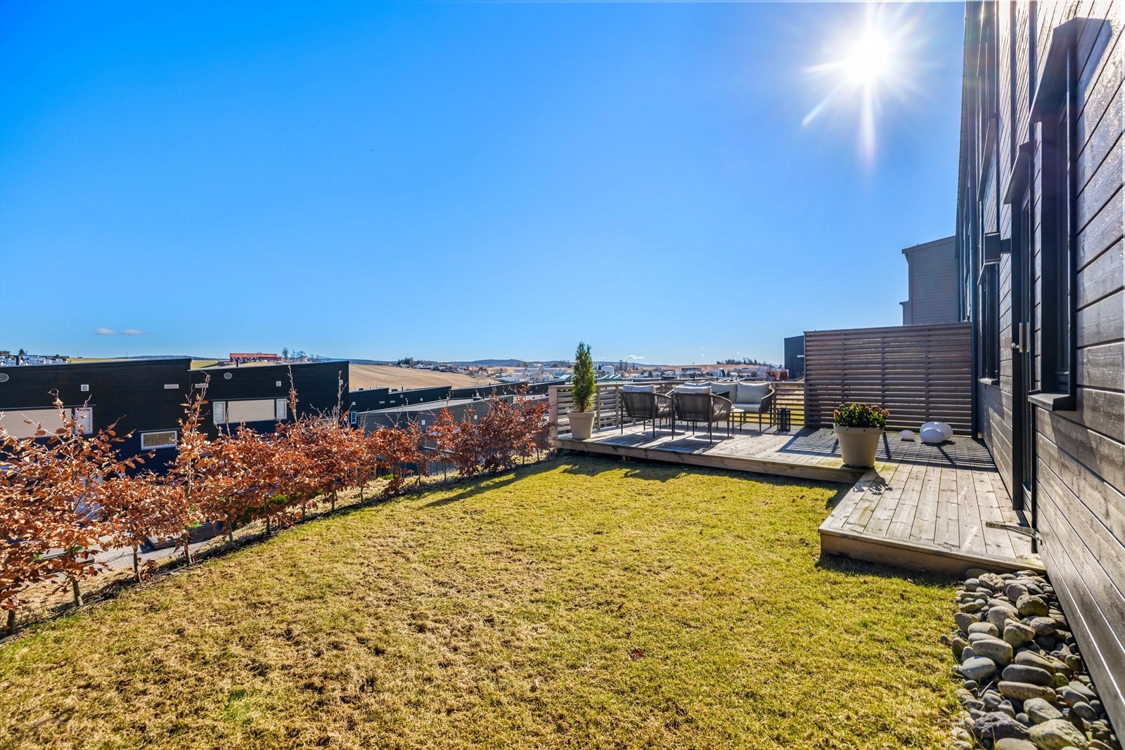 Terrasse og hage er et trygt og fint sted for hele familien. Galleribilde