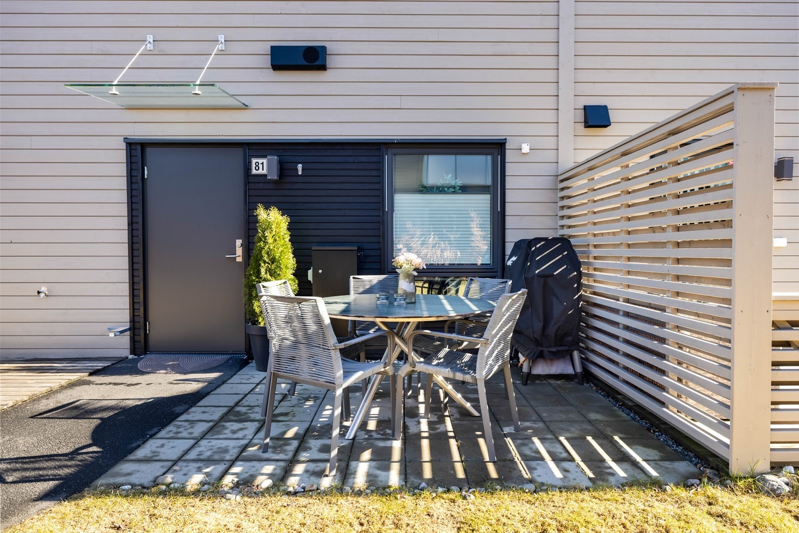 Her er det mulighet for spisebord og grill, med praktisk nærhet til kjøkkenet innendørs. Det er levegg på begge sider. Galleribilde