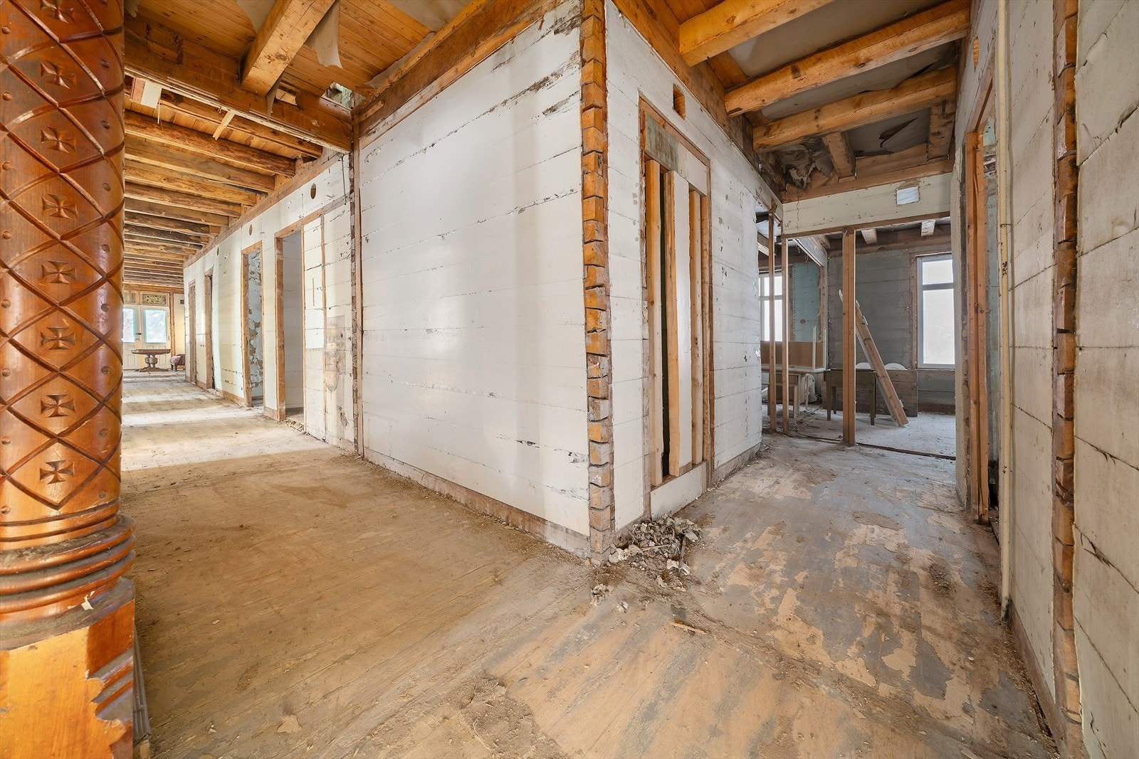 Eiendommen går over tre etasjer, i tillegg til kjeller og loft. 2. etasje inneholder blant annet 13 rom, og 3. etasje inneholder blant annet 18 rom. Galleribilde