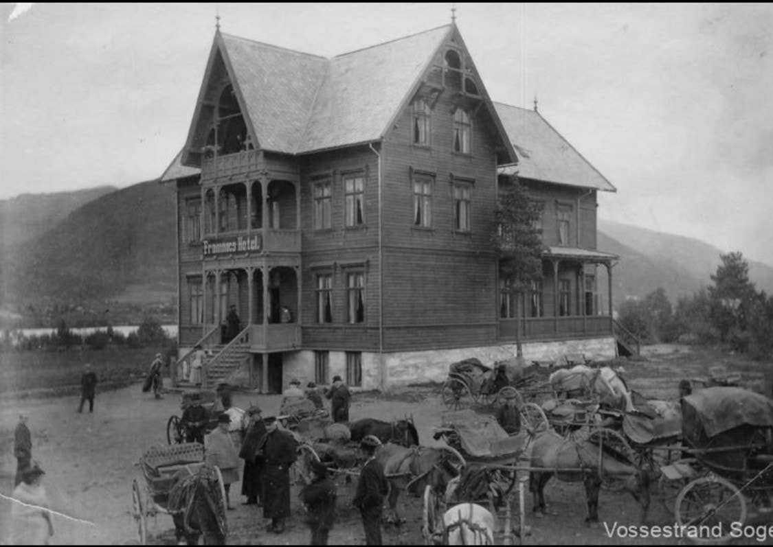 Foto ved hotellet frå 1887. Biletet er lånt frå nettsida til Vossestrand sogelag Galleribilde