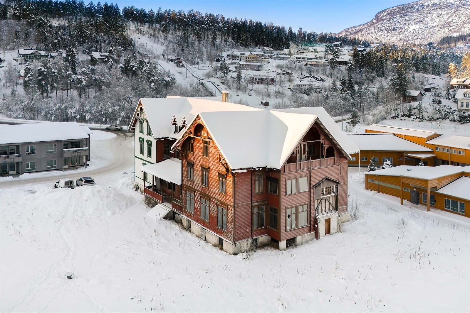 Bygningen er antatt oppført i 1886 i Sveitserstil og var tidligere i bruk som hotell. Galleribilde