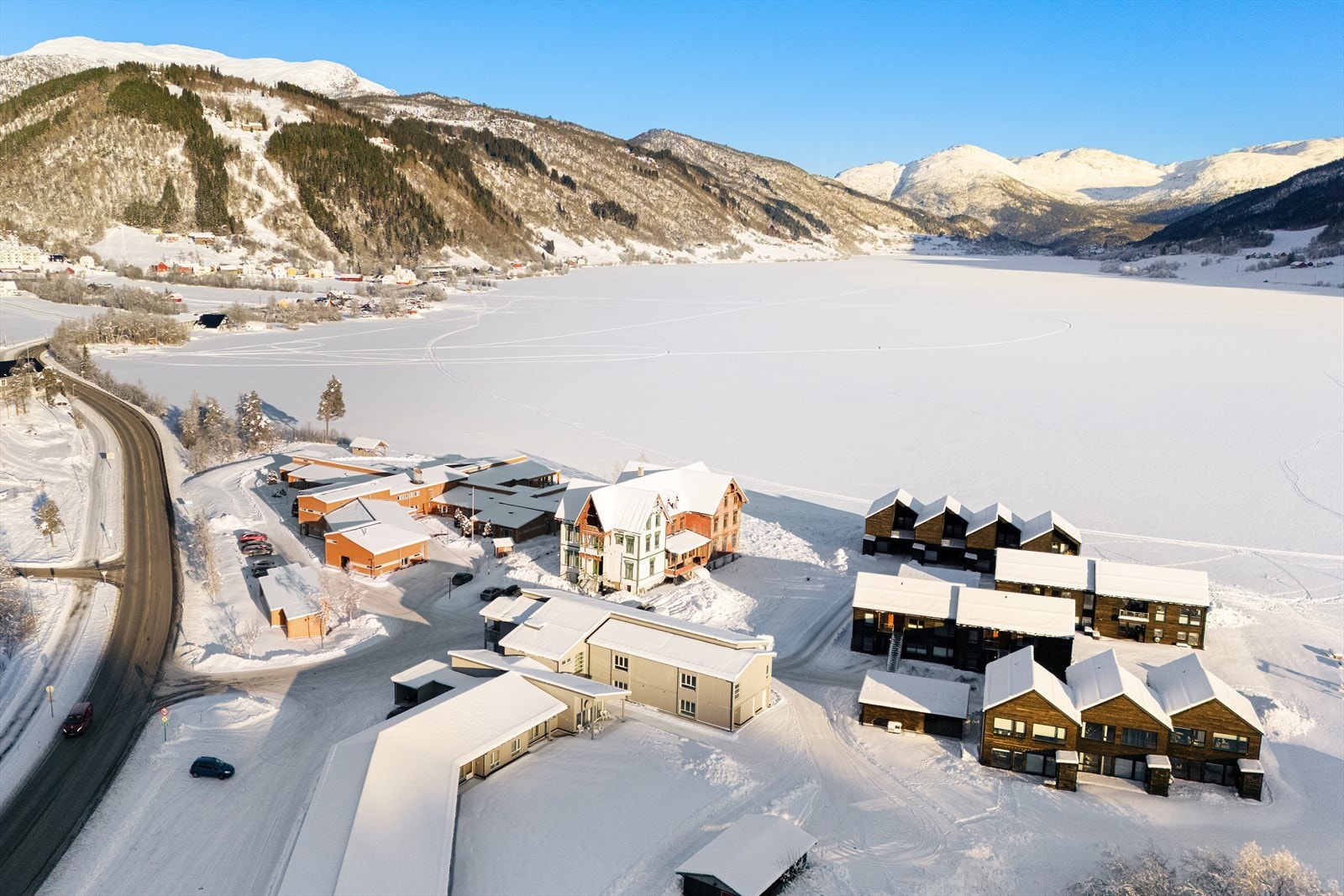 Eiendommen har en fin beliggenhet på Oppheim, idyllisk plassert ved Oppheimsvannet. Galleribilde