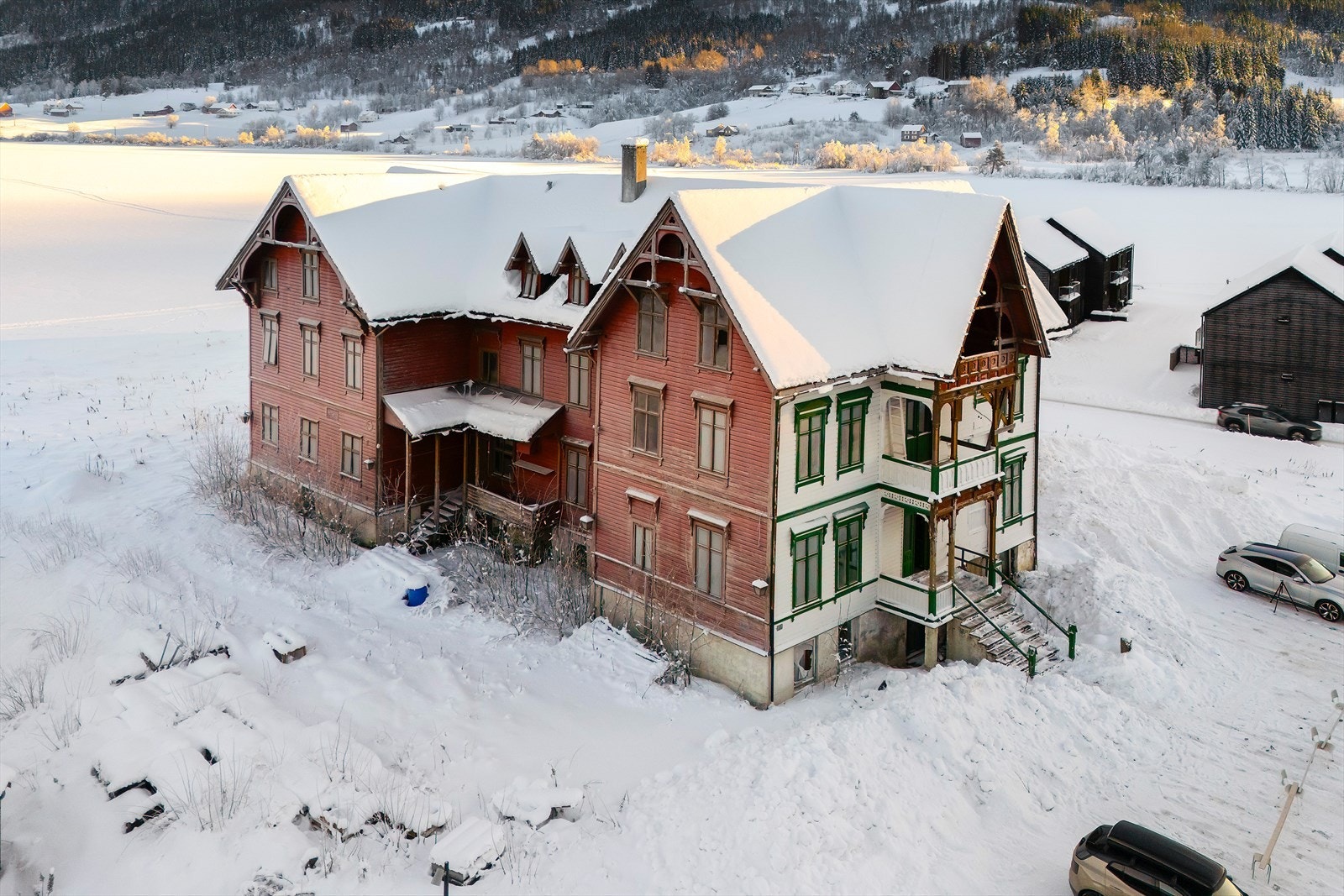 Bygningen går over tre etasjer, i tillegg til kjeller og loft. 2. etasje inneholder blant annet 13 rom, og 3. etasje inneholder blant annet 18 rom. Galleribilde